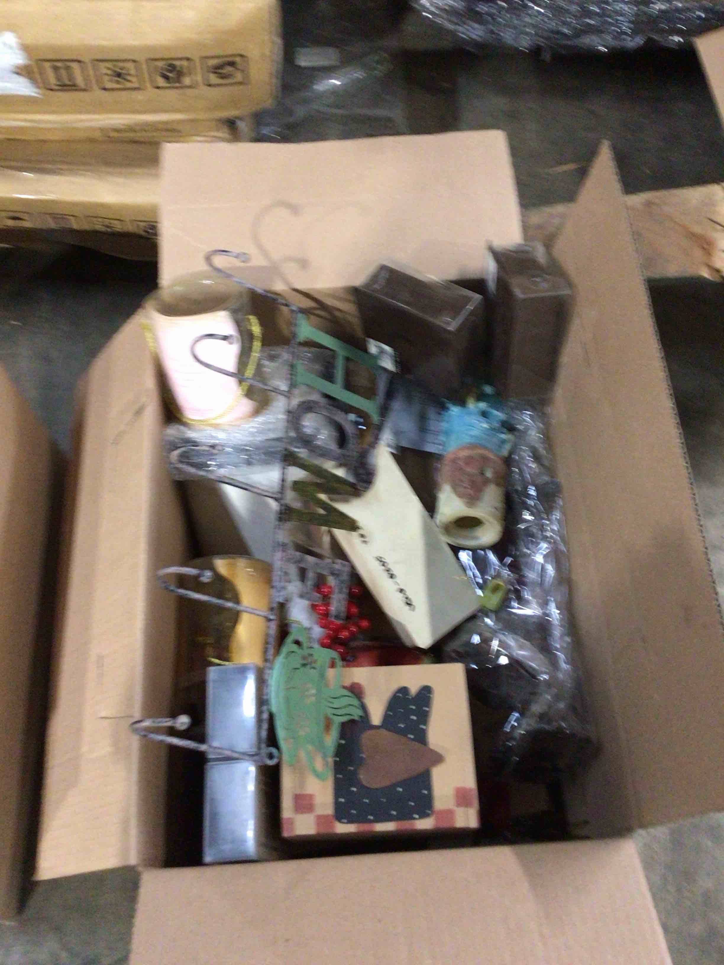 Box of Assorted Home Decor Stuff (Lot of 20 Items Approximate Count