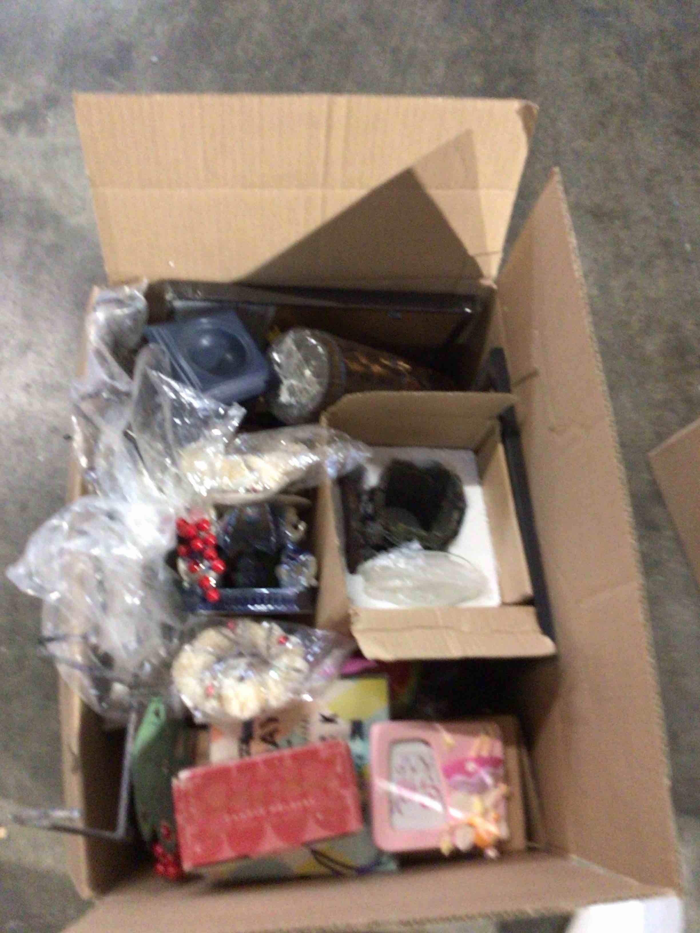 box of assorted home decor stuff (lot of 20 items approximate count)