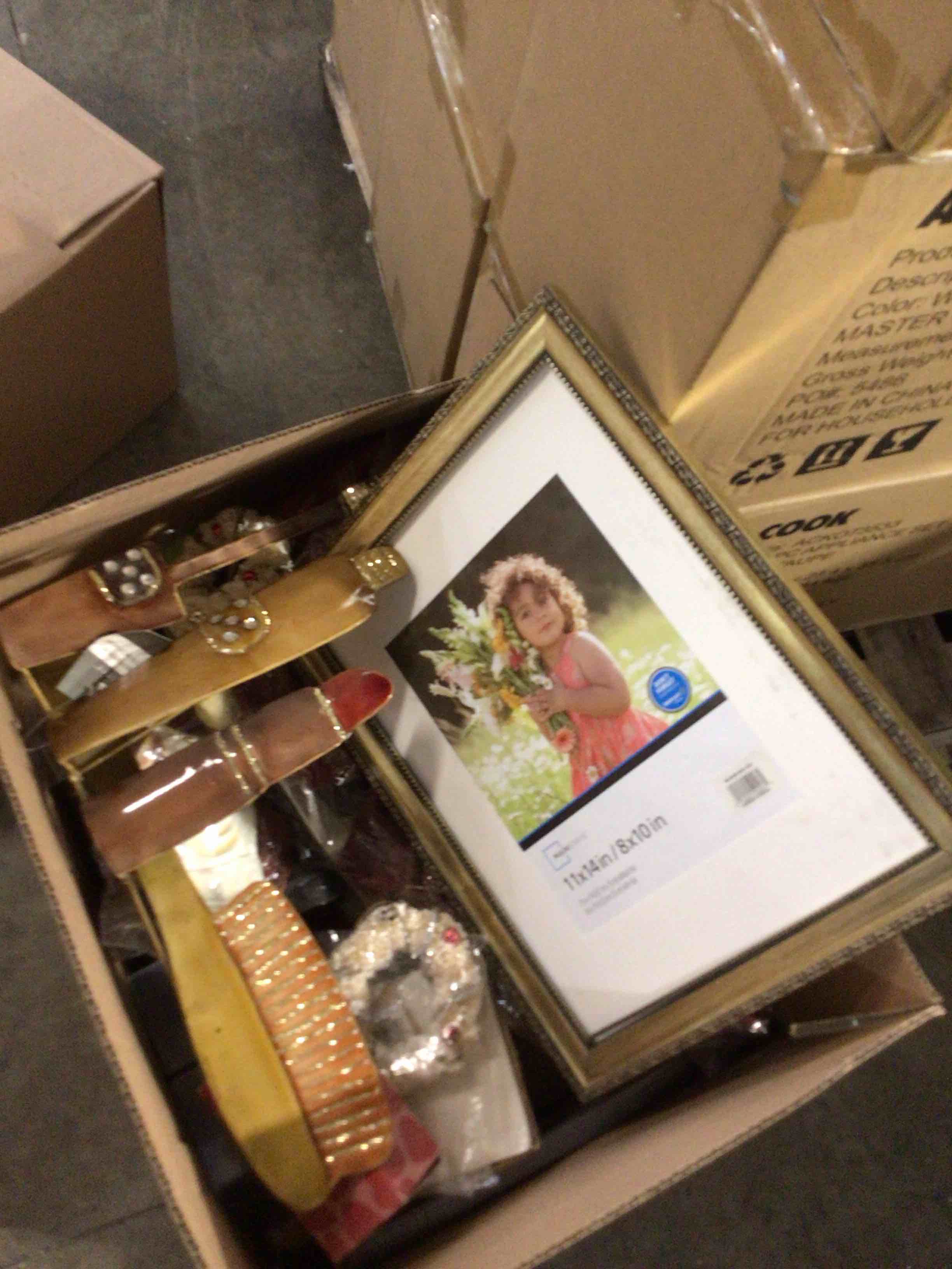 box of assorted home decor stuff (lot of 20 items approximate count)