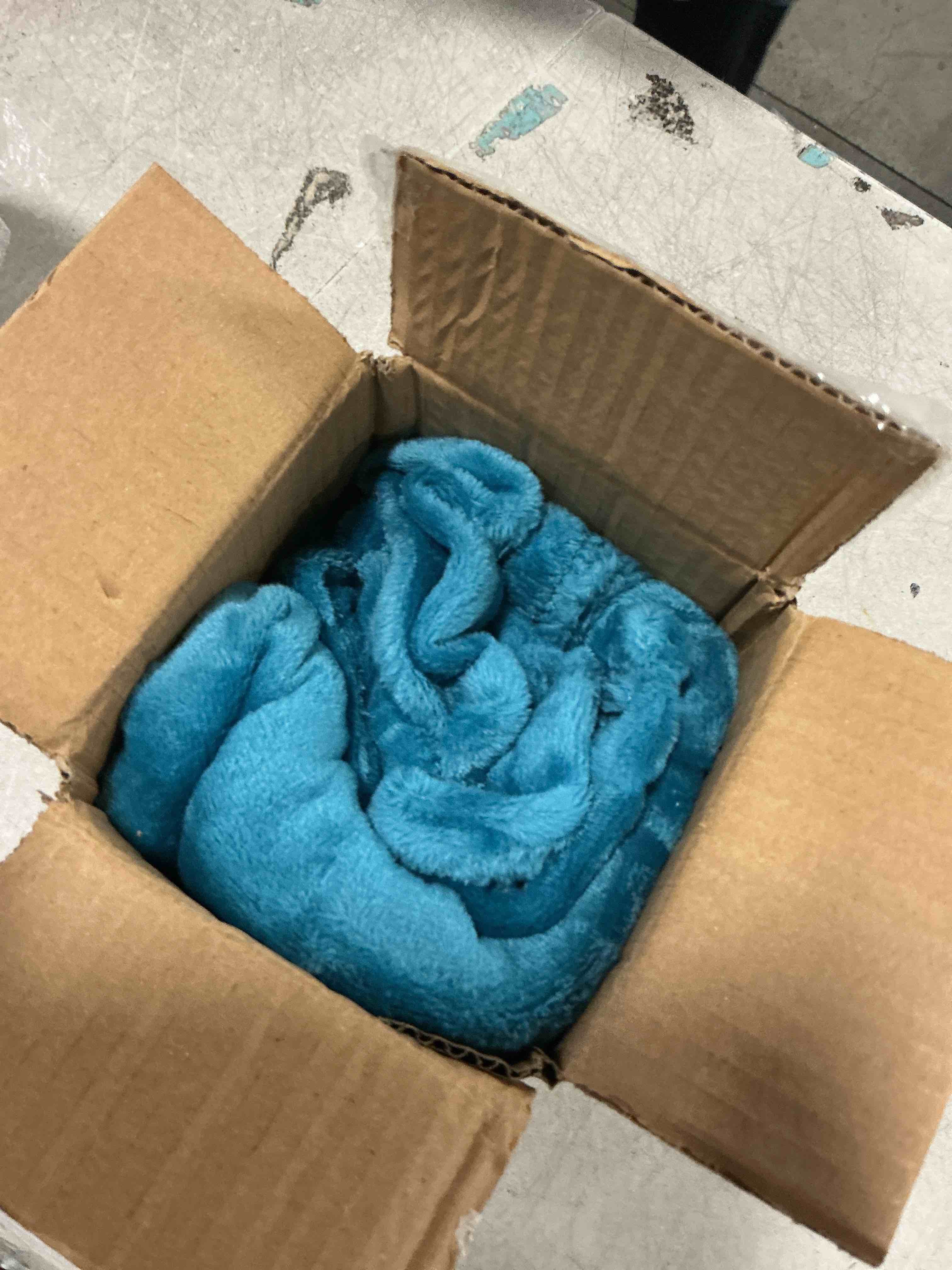 Condition photo showing Good Condition for Utopia Bedding Fleece Blanket Throw Size Turquoise 300GSM Luxury Anti-Static Fuzzy Soft Microfiber Blanket for Couch, Sofa and Bed (50x60 Inch)