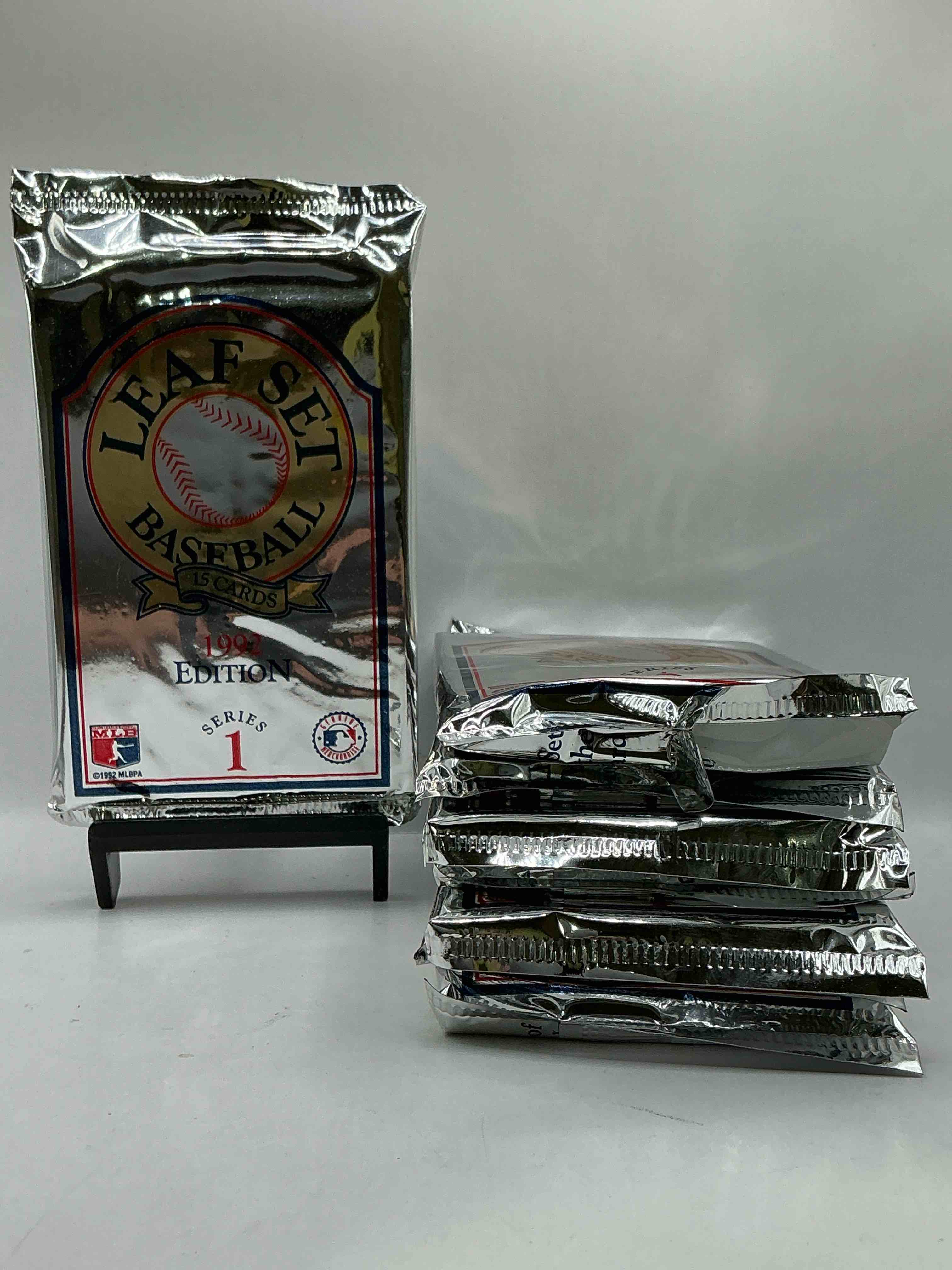 1992 leaf baseball sealed card pack, direct from original sealed retail case!search for jeff kent rookie #445 (psa 10 value $200), early ken griffey jr. & so much more! this year sought after by collectors for its gold leaf inserts. hard to find!