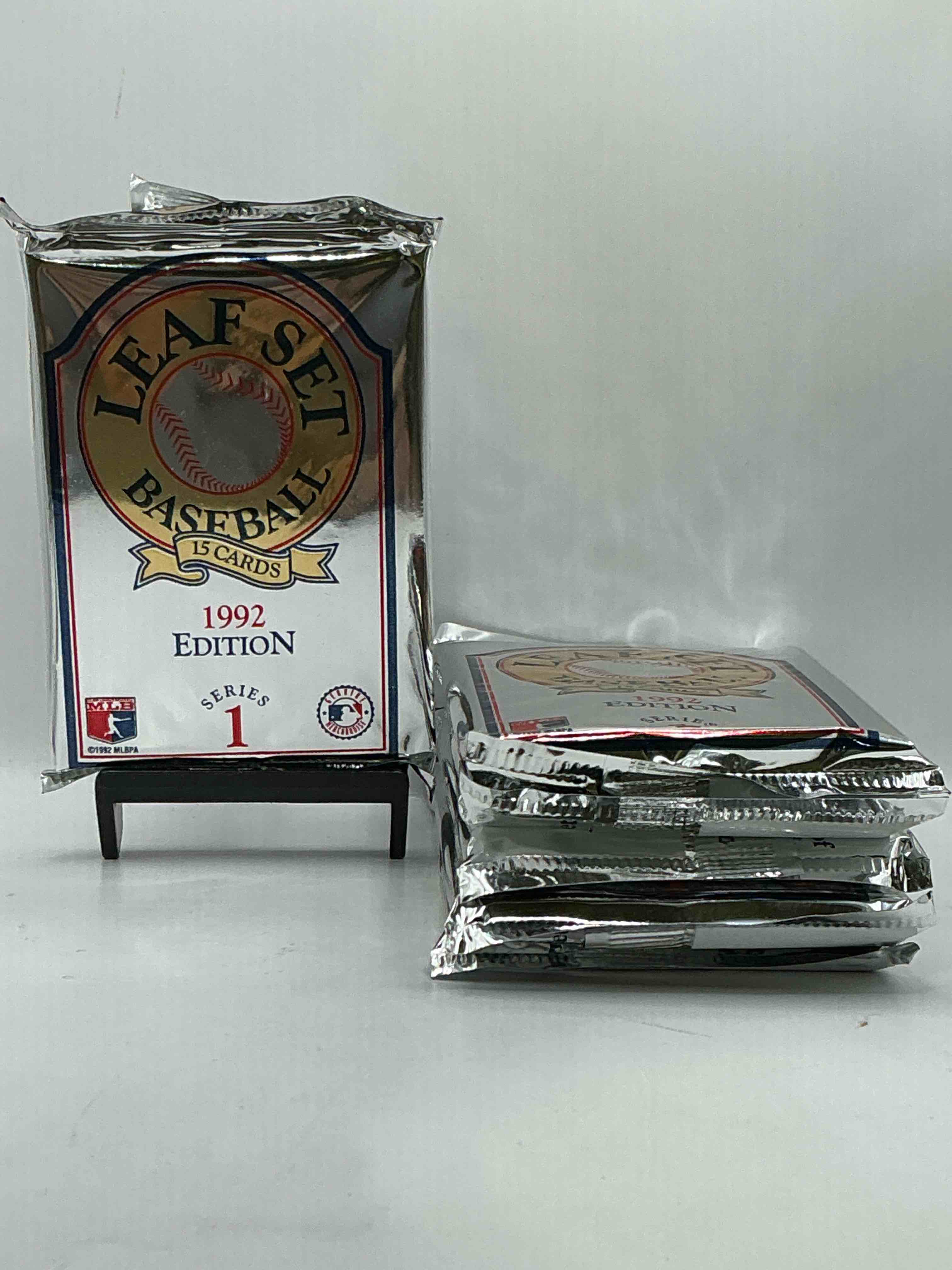 1992 leaf baseball sealed card pack, direct from original sealed retail case!search for jeff kent rookie #445 (psa 10 value $200), early ken griffey jr. & so much more! this year sought after by collectors for its gold leaf inserts. hard to find!