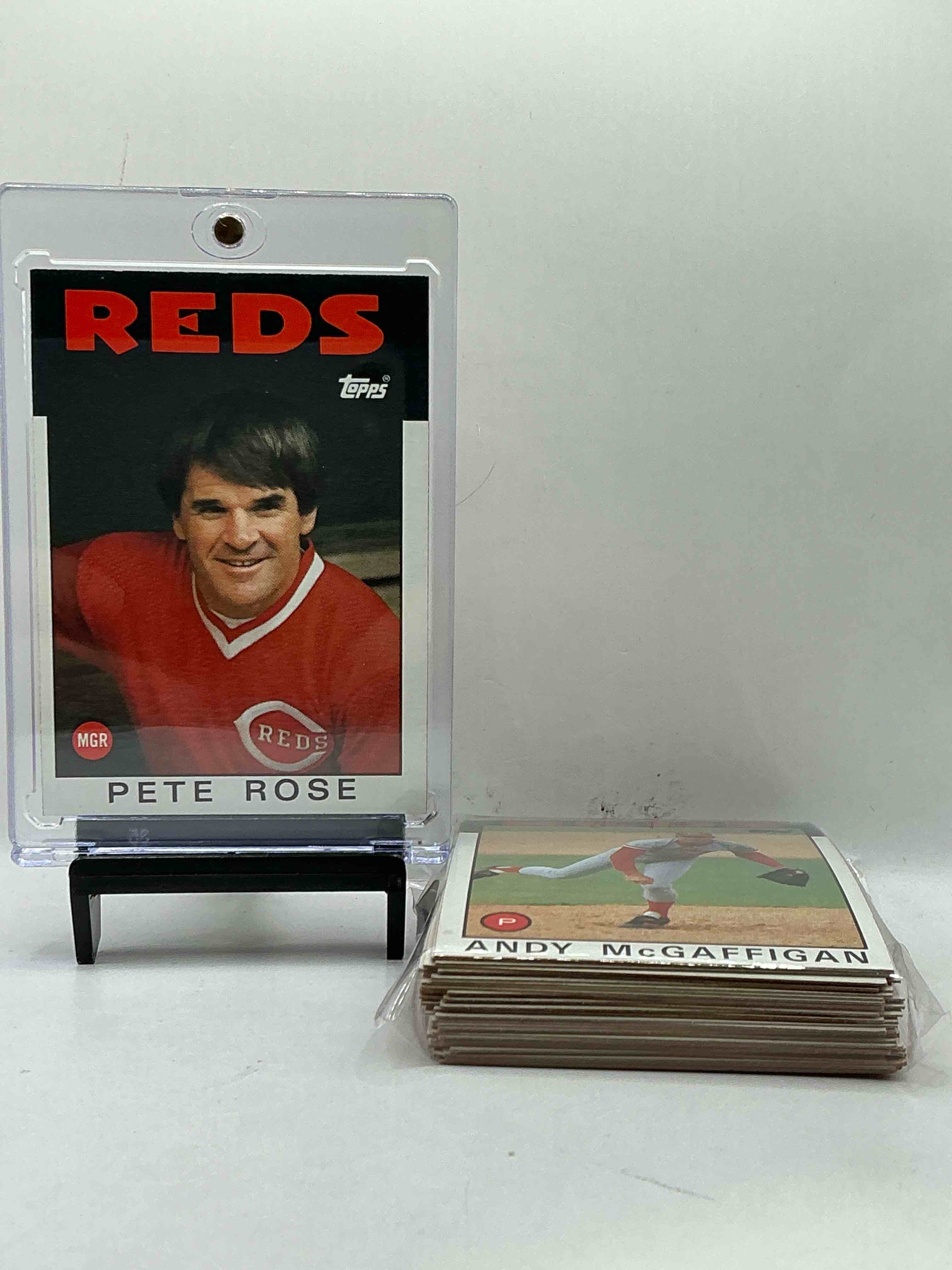 1986 topps baseball reds complete set! 35 card reds set, including pete rose card! legends like pete rose, eric davis & so many more! perfect for any reds fan! these cards are rare & hard to come by!