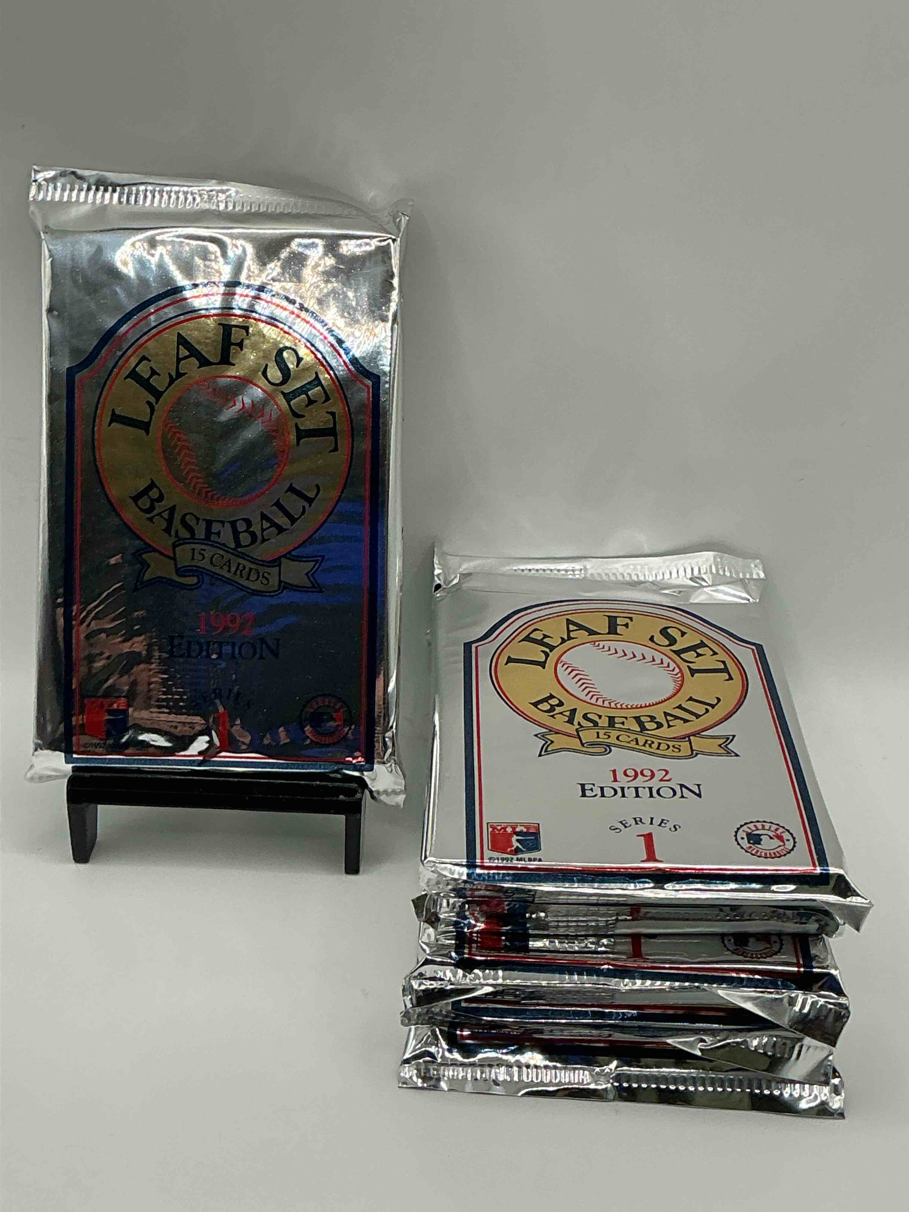 1992 leaf baseball sealed card pack, direct from original sealed retail case!search for jeff kent rookie #445 (psa 10 value $200), early ken griffey jr. & so much more! this year sought after by collectors for its gold leaf inserts. hard to find!