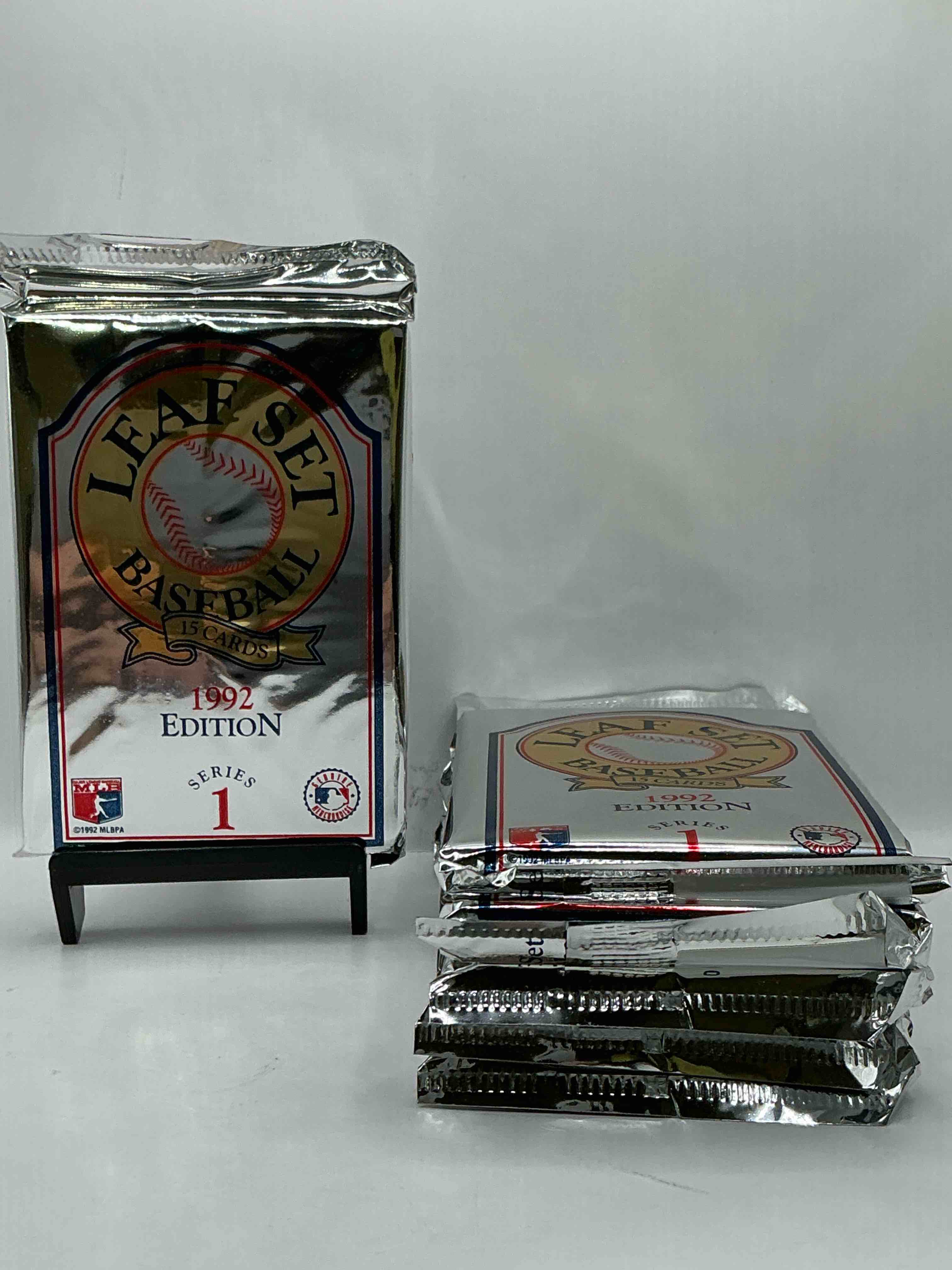 1992 leaf baseball sealed card pack, direct from original sealed retail case!search for jeff kent rookie #445 (psa 10 value $200), early ken griffey jr. & so much more! this year sought after by collectors for its gold leaf inserts. hard to find!