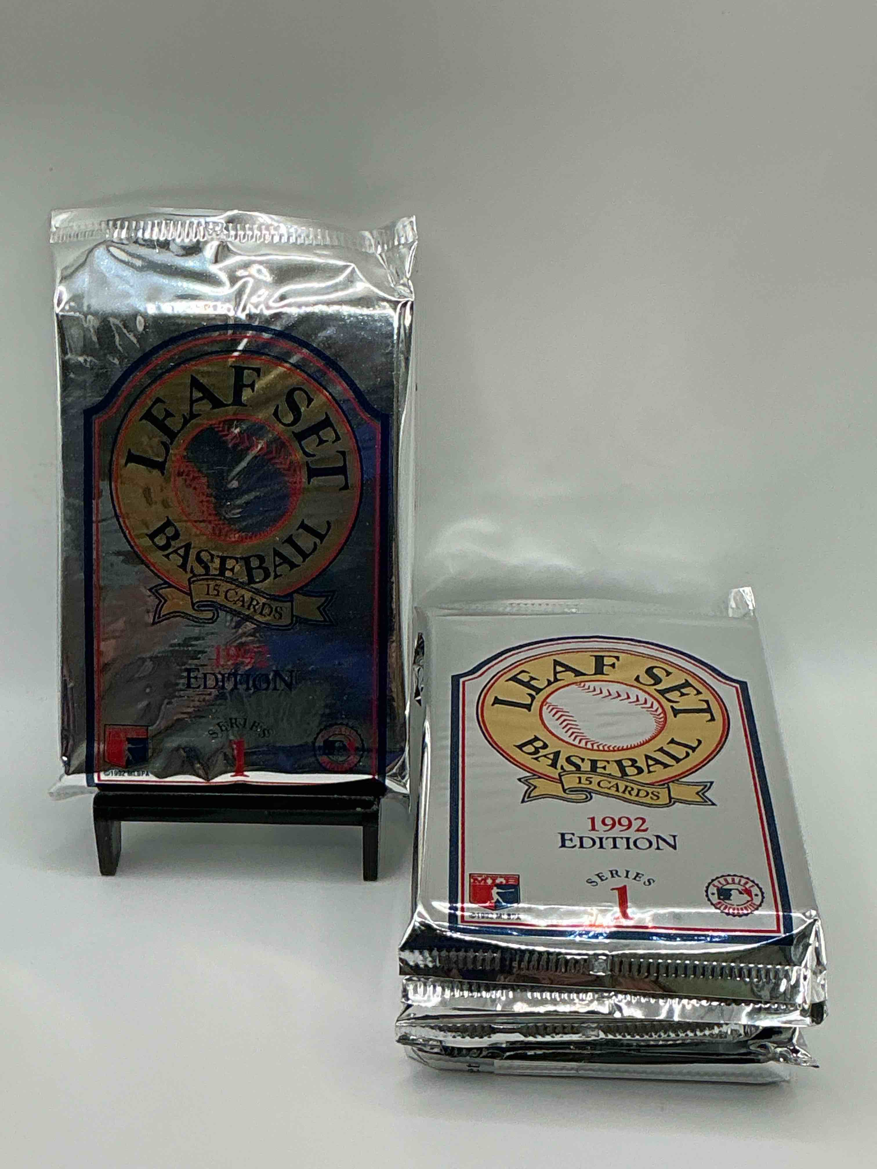 1992 leaf baseball sealed card pack, direct from original sealed retail case!search for jeff kent rookie #445 (psa 10 value $200), early ken griffey jr. & so much more! this year sought after by collectors for its gold leaf inserts. hard to find!