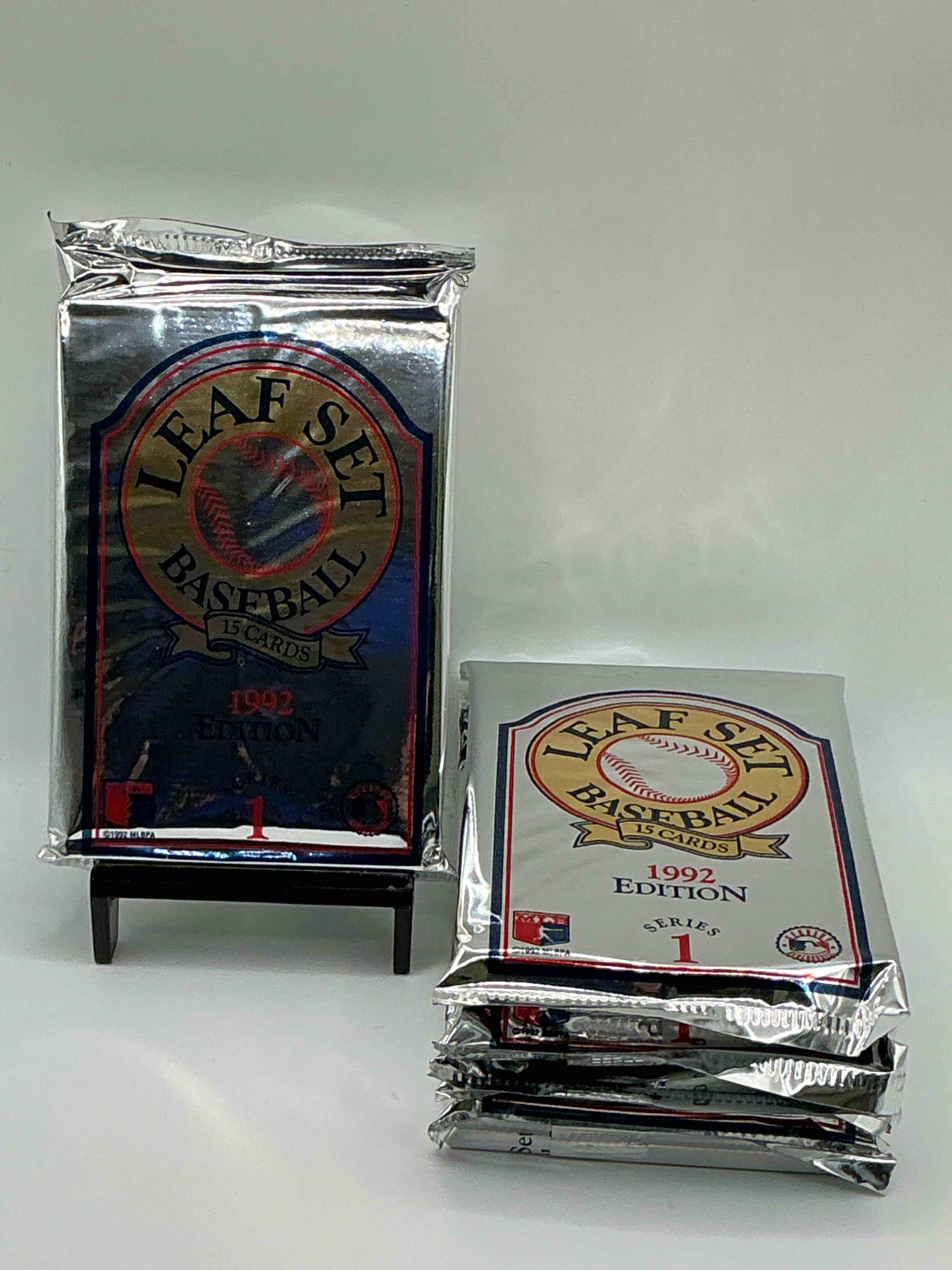 1992 leaf baseball sealed card pack, direct from original sealed retail case!search for jeff kent rookie #445 (psa 10 value $200), early ken griffey jr. & so much more! this year sought after by collectors for its gold leaf inserts. hard to find!