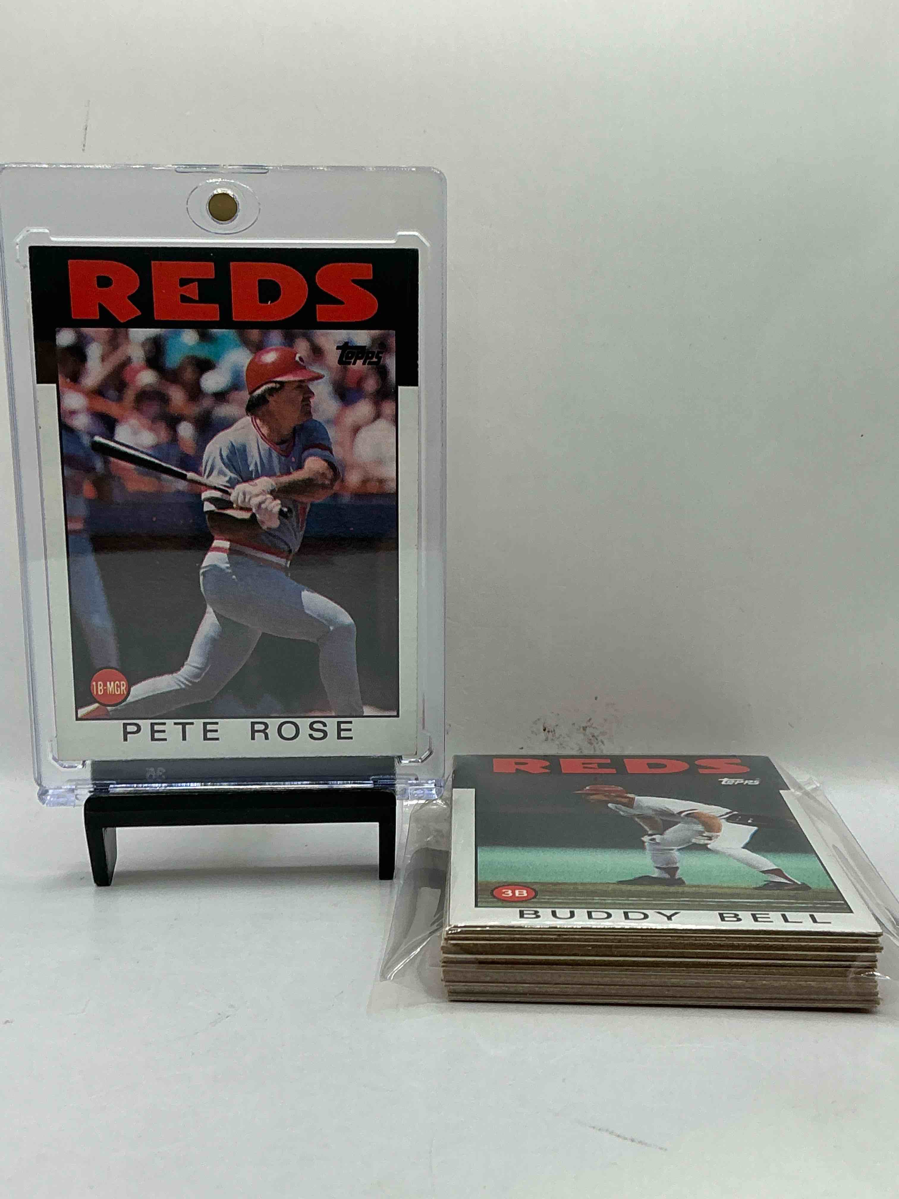 1986 topps baseball reds complete set! card reds set, including pete rose card! legends like pete rose, eric davis & so many more! perfect for any reds fan! these cards are rare & hard to come by!