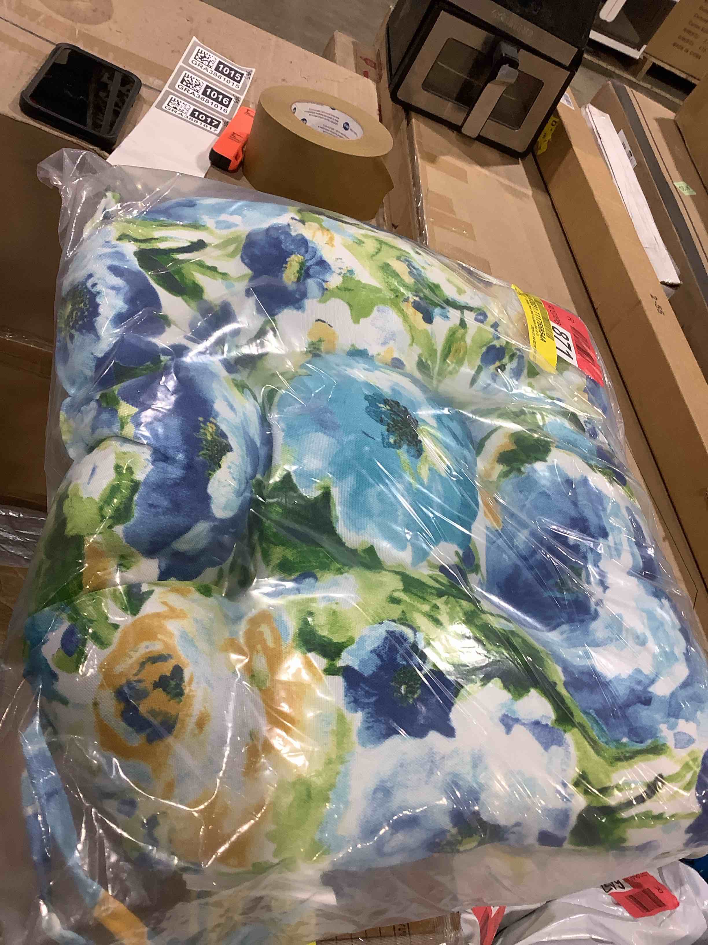 Condition photo showing New/Like New for outdoor 3.5" thick x 16" x 16" dining chair seat cushion (set of 2)