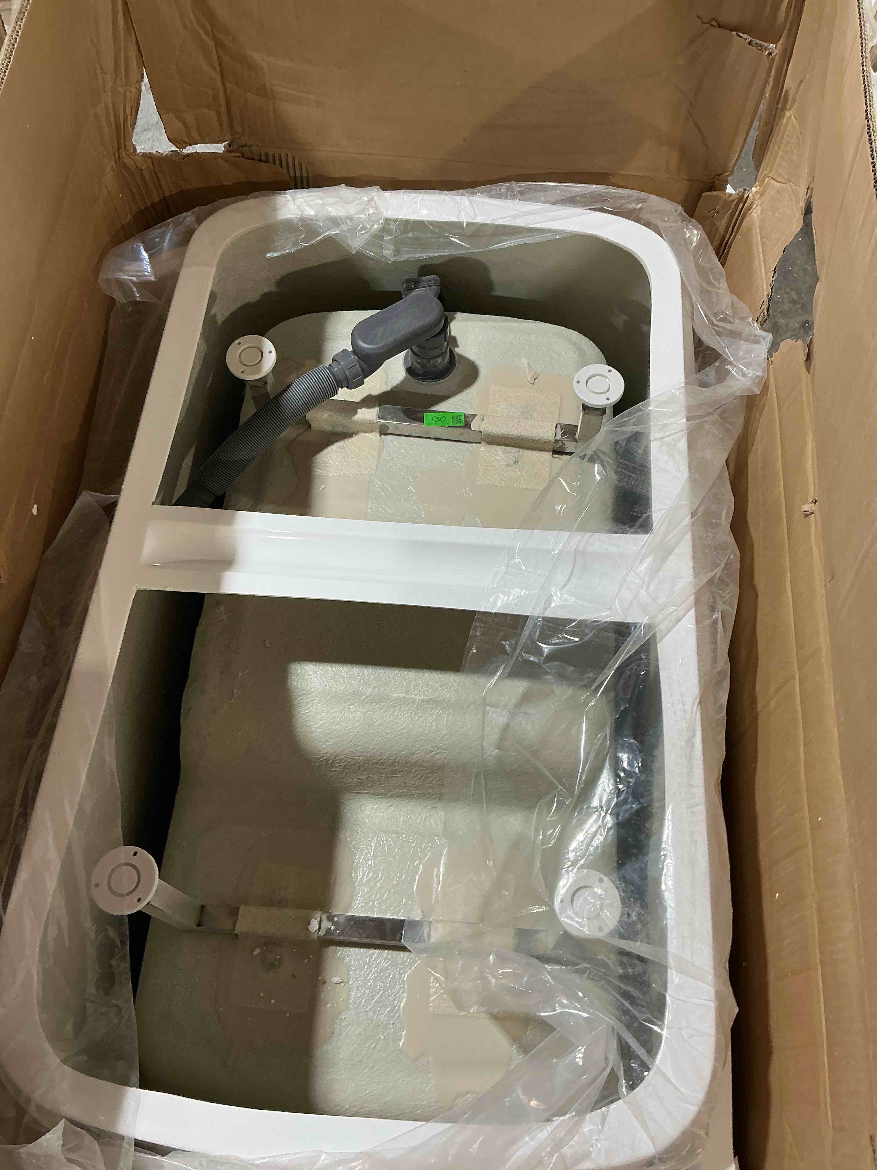 Condition photo showing Good Condition for 49-inch acrylic japanese freestanding soaking tub with built-in seat