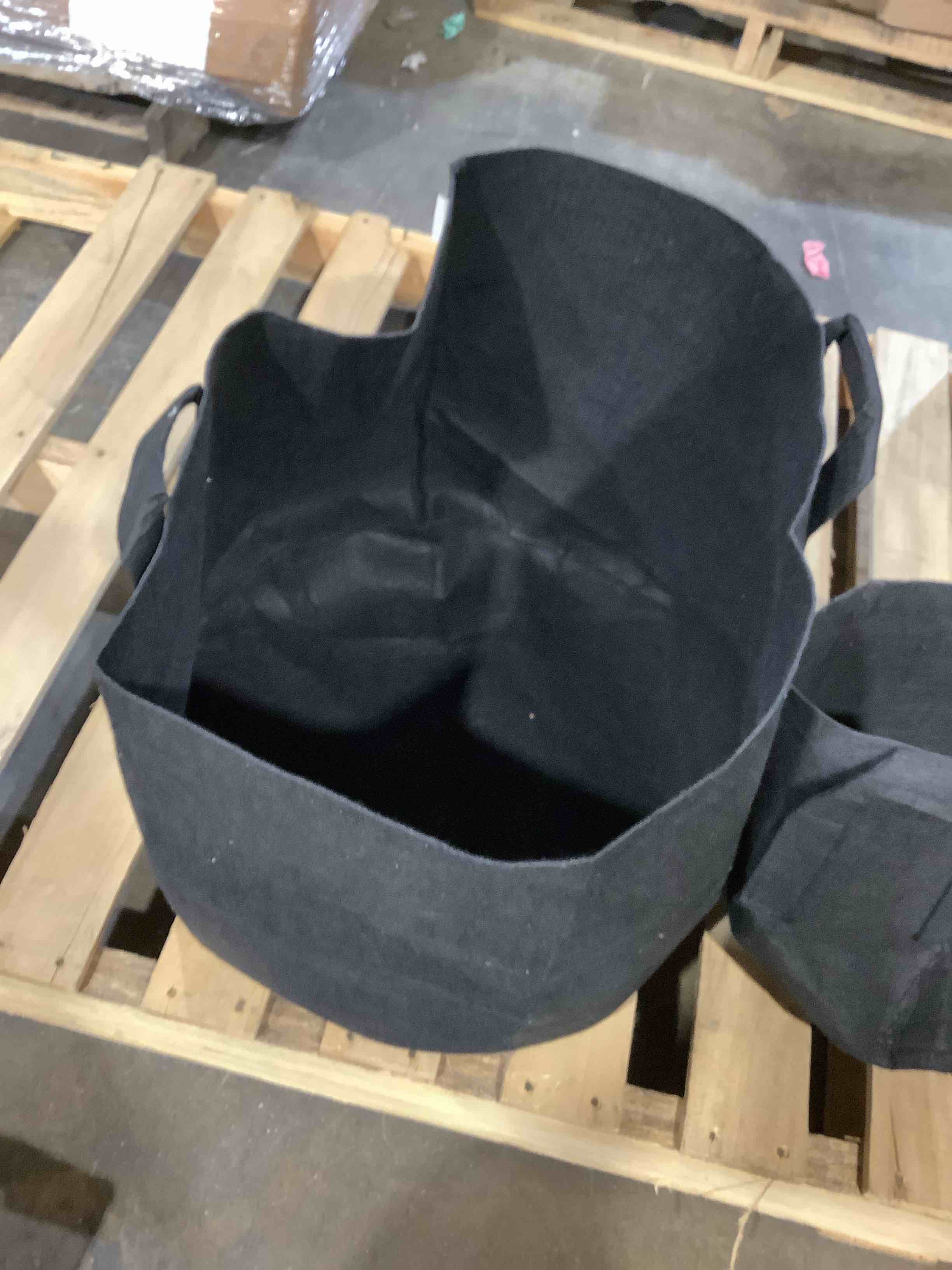 Condition photo showing Good Condition for set up two different size felt garden bags