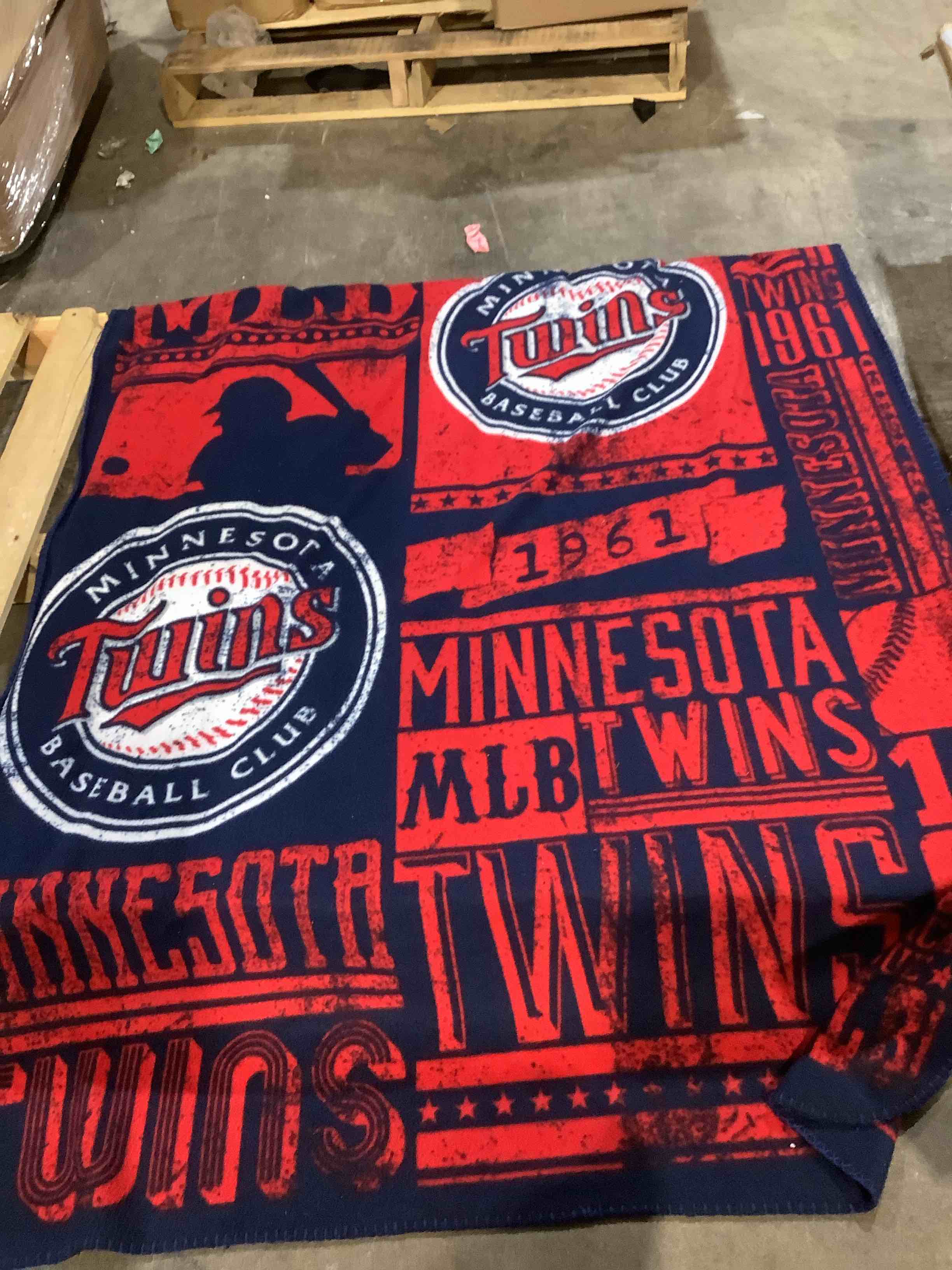 Condition photo showing Good Condition for mlb minnesota twins, micro rochelle, throw blanket