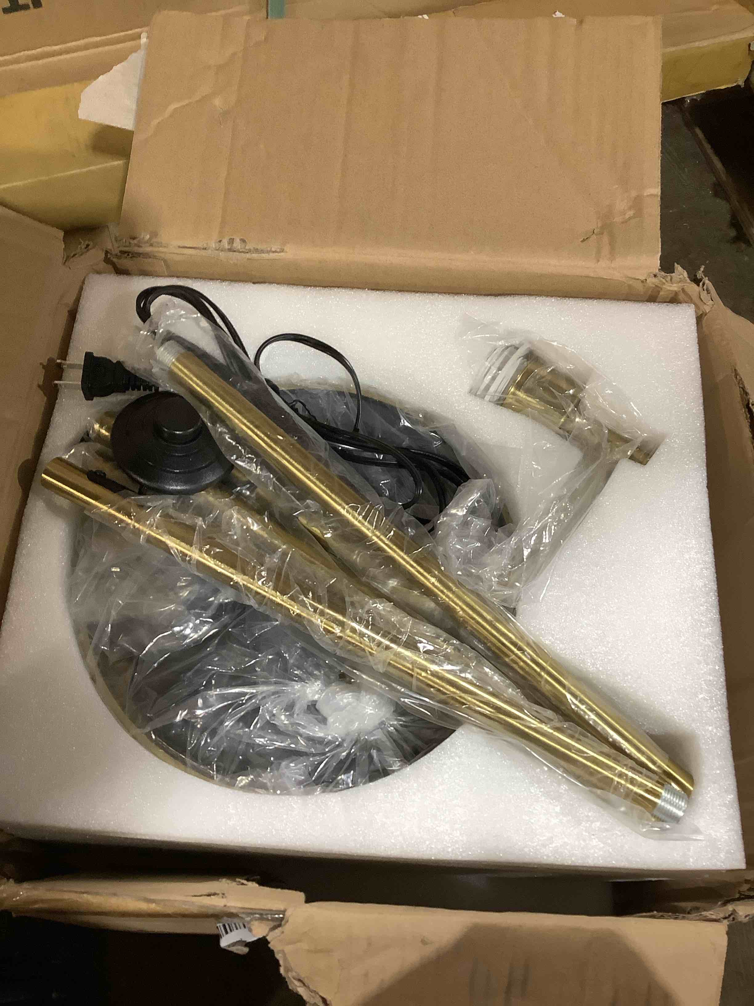 Condition photo showing Good Condition for gold floor lamp, measuring 38" x 33" x 35.5"