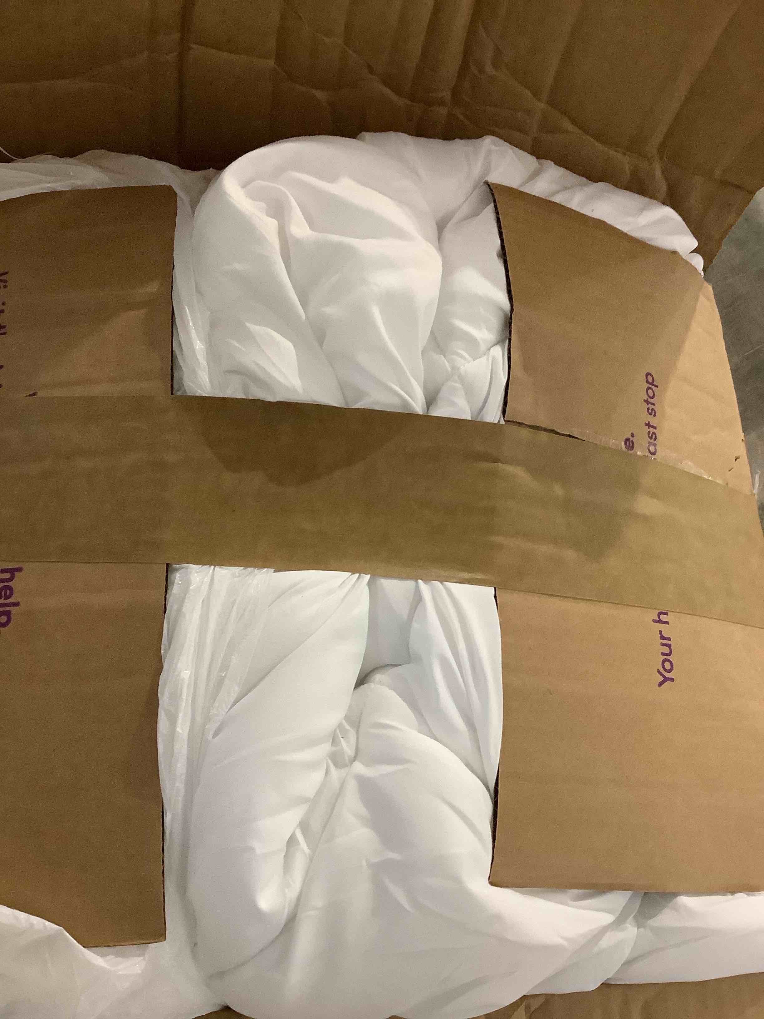 Condition photo showing Good Condition for white polyester bedding lightweight comforter 