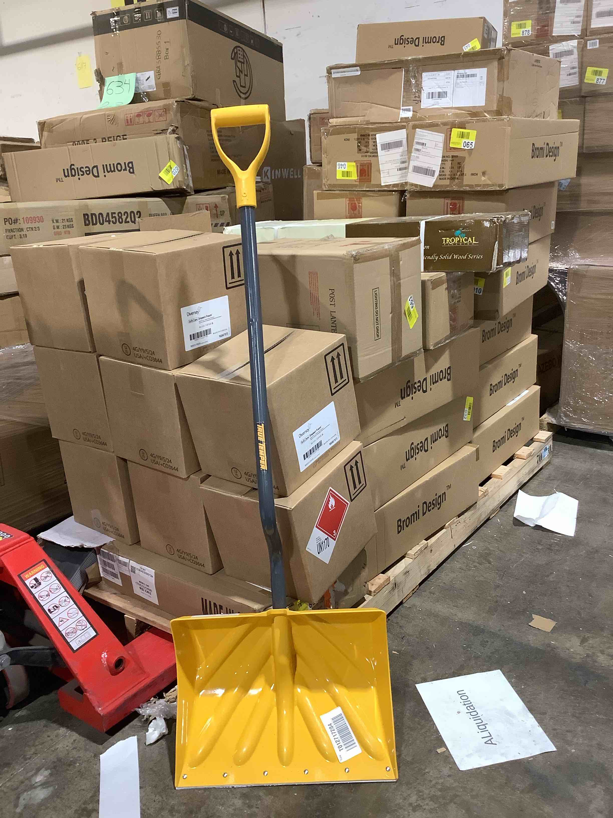 Condition photo showing New/Like New for true temper 18 snow shovel with steel handle (1603072)