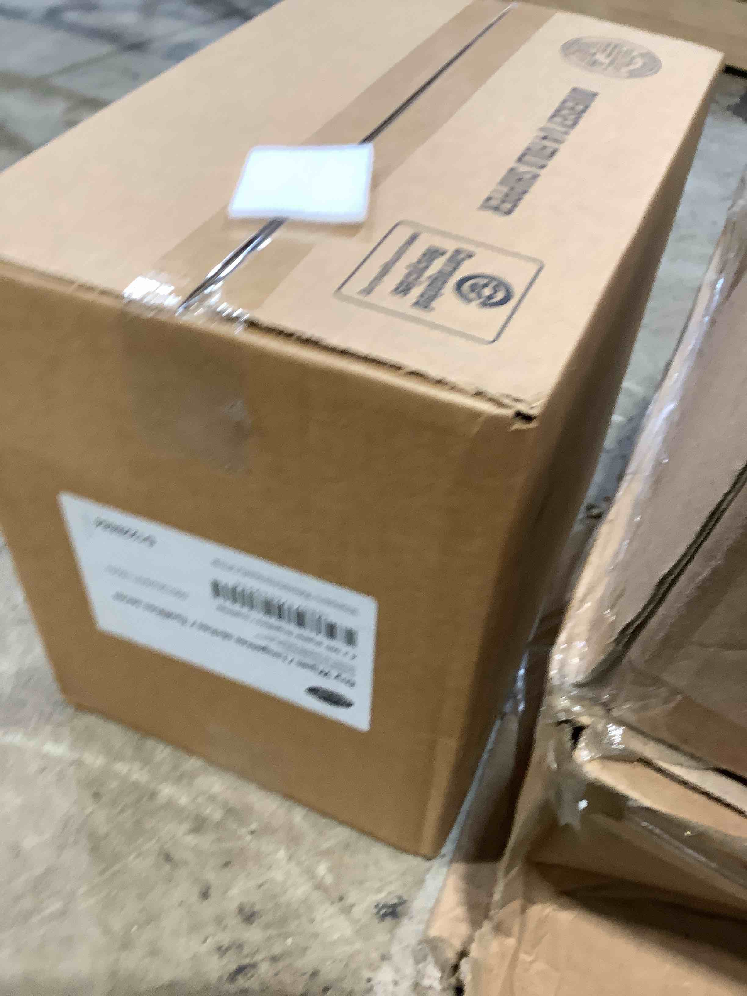 Condition photo showing New/Like New for diversey disposable dry wipe 1-ply 6 x 8 white 500/box 4 boxes/carton d1228884