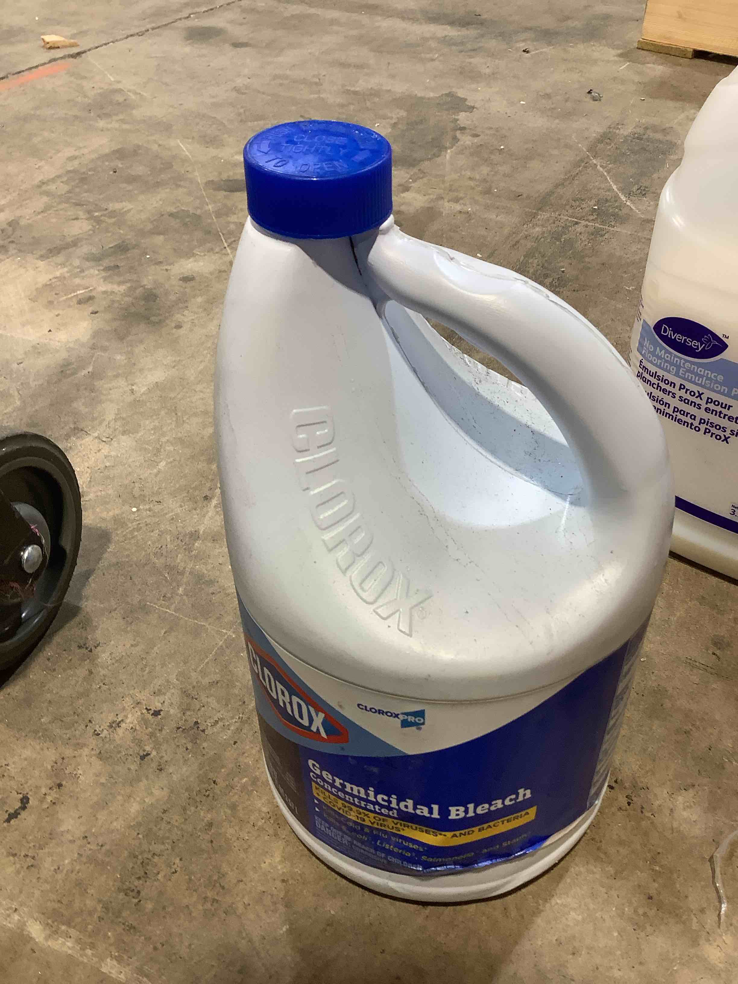 Condition photo showing New/Like New for cloroxpro clorox germicidal bleach, 121 ounce bottle (30966) (package may vary)