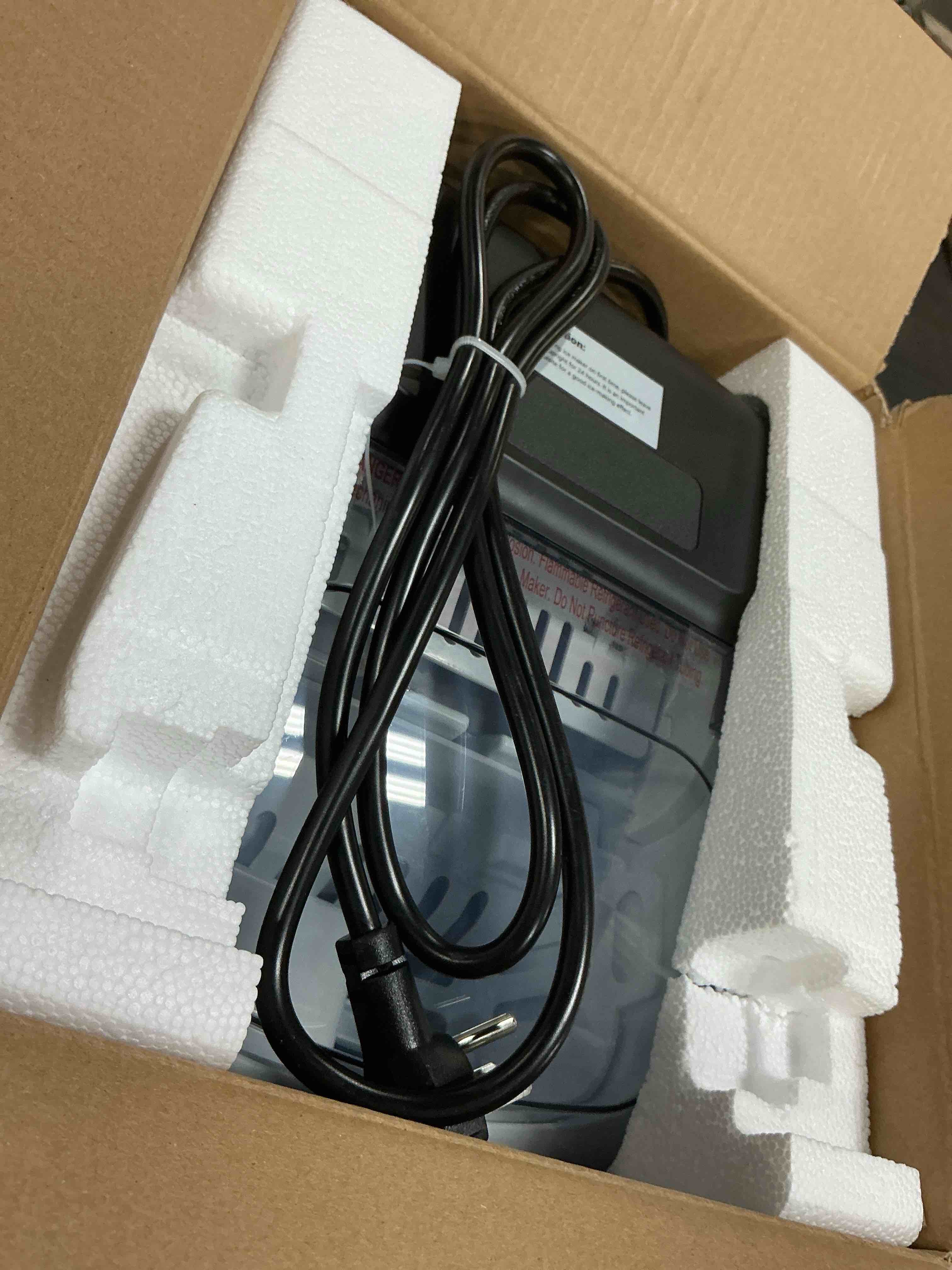 Condition photo showing Good Condition for simzlife countertop ice maker with handle portable ice machine with basket and scoop  9 bullet ice in 6 mins  26lbs/24h  self-cleaning