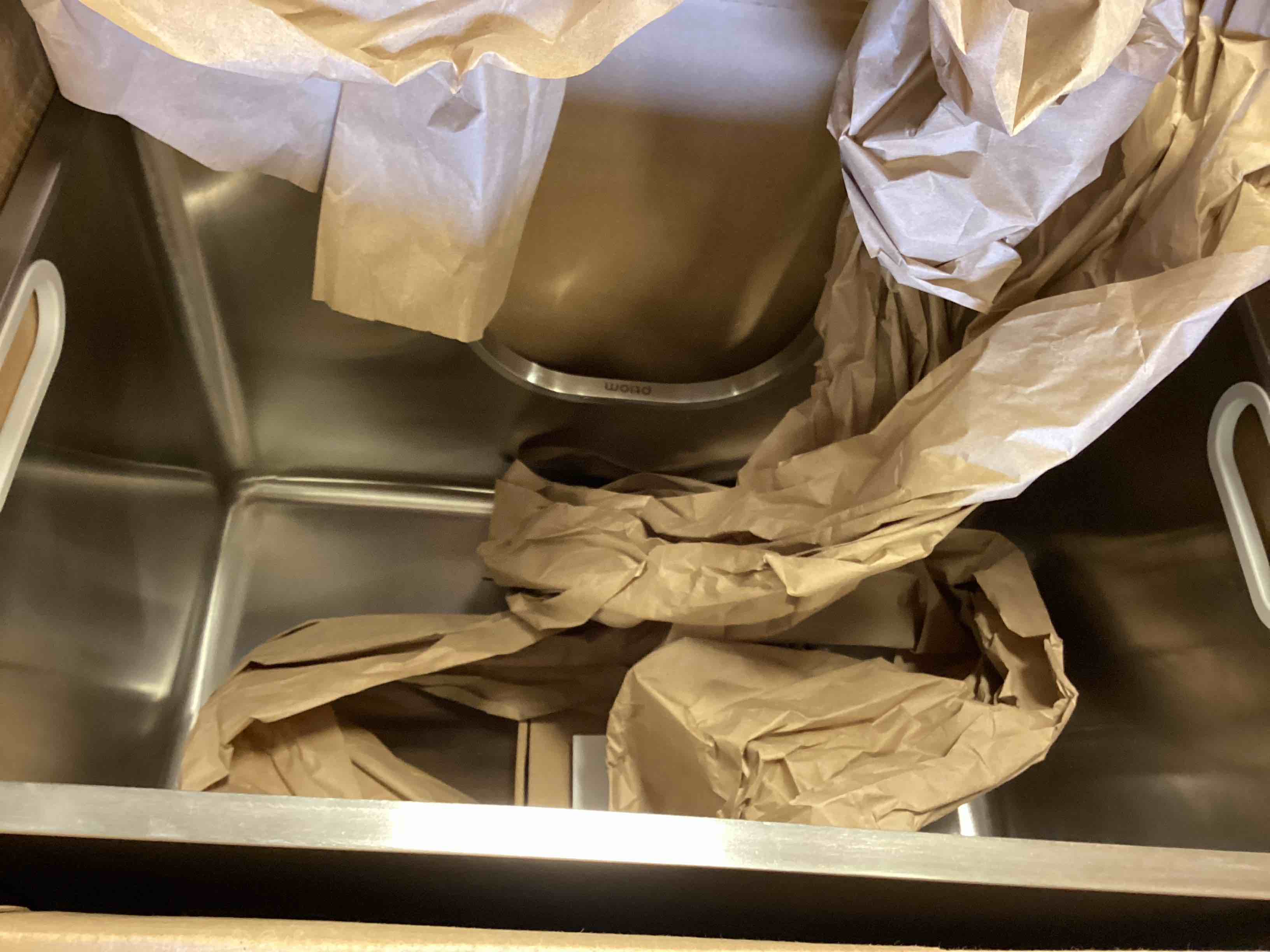 Condition photo showing Good Condition for Enclosed Stainless Steel Cat Litter Box 13.8” High Sides, Extra Large Litter Box for Big Cats, XL Metal Kitty Litter Pan Pet Toilet with Wheels for Easy Mobility, Anti-Leakage, Non-Sticky, Easy Clean 22.8"L x 14.9"W x 13.8"H