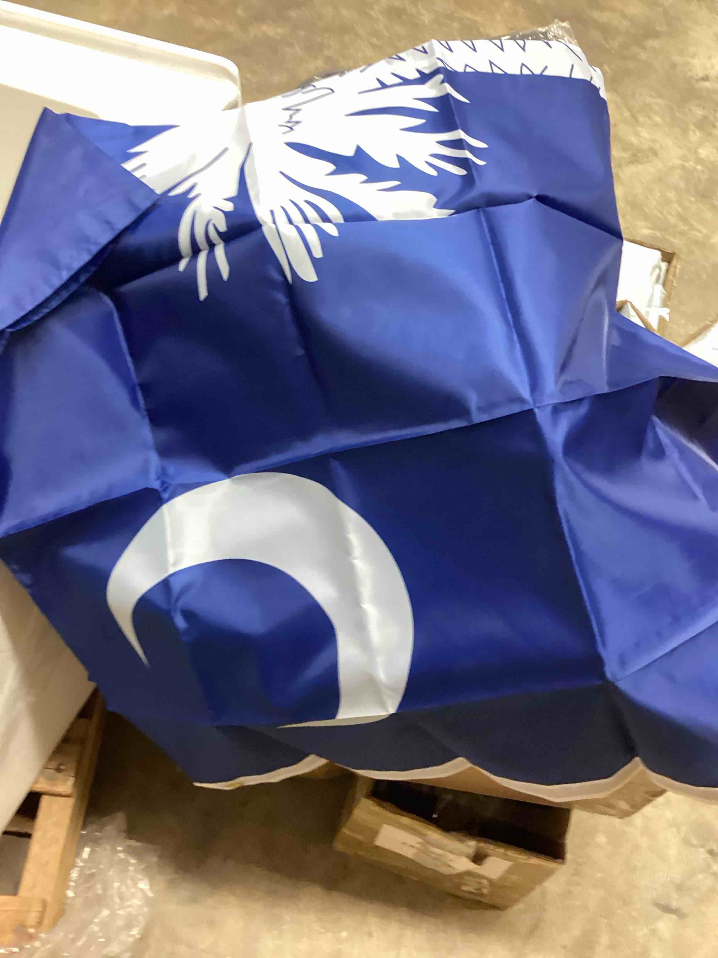 Condition photo showing New/Like New for (Case of 32 pcs) Anley Fly Breeze 3x5 Foot South Carolina State Polyester Flag - Vivid Color and Fade proof - Canvas Header and Double Stitched - South Carolina SC Flags with Brass Grommets 3 X 5 Ft