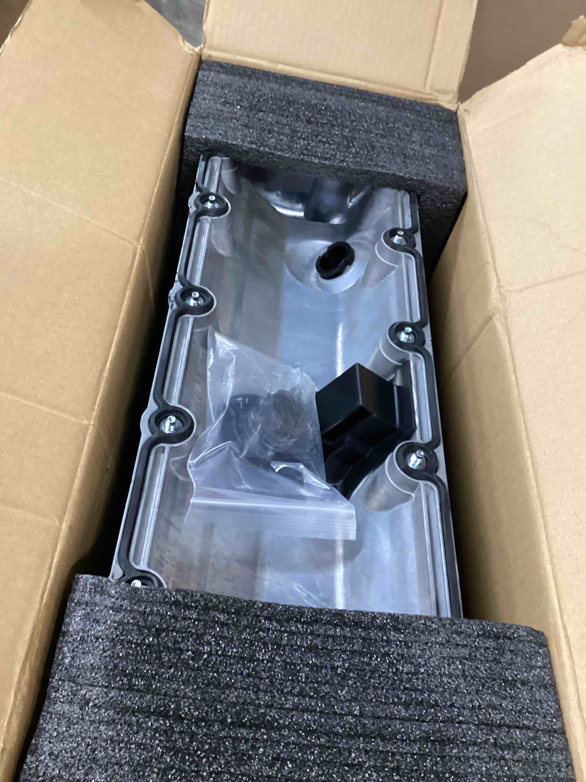 Condition photo showing Good Condition for MITZONE Aluminum Engine Valve Cover Compatible with 1997-2004 Ford E-150 E-250 E-350 Expedition Lincoln Navtgator 5.4L V8 SOHC