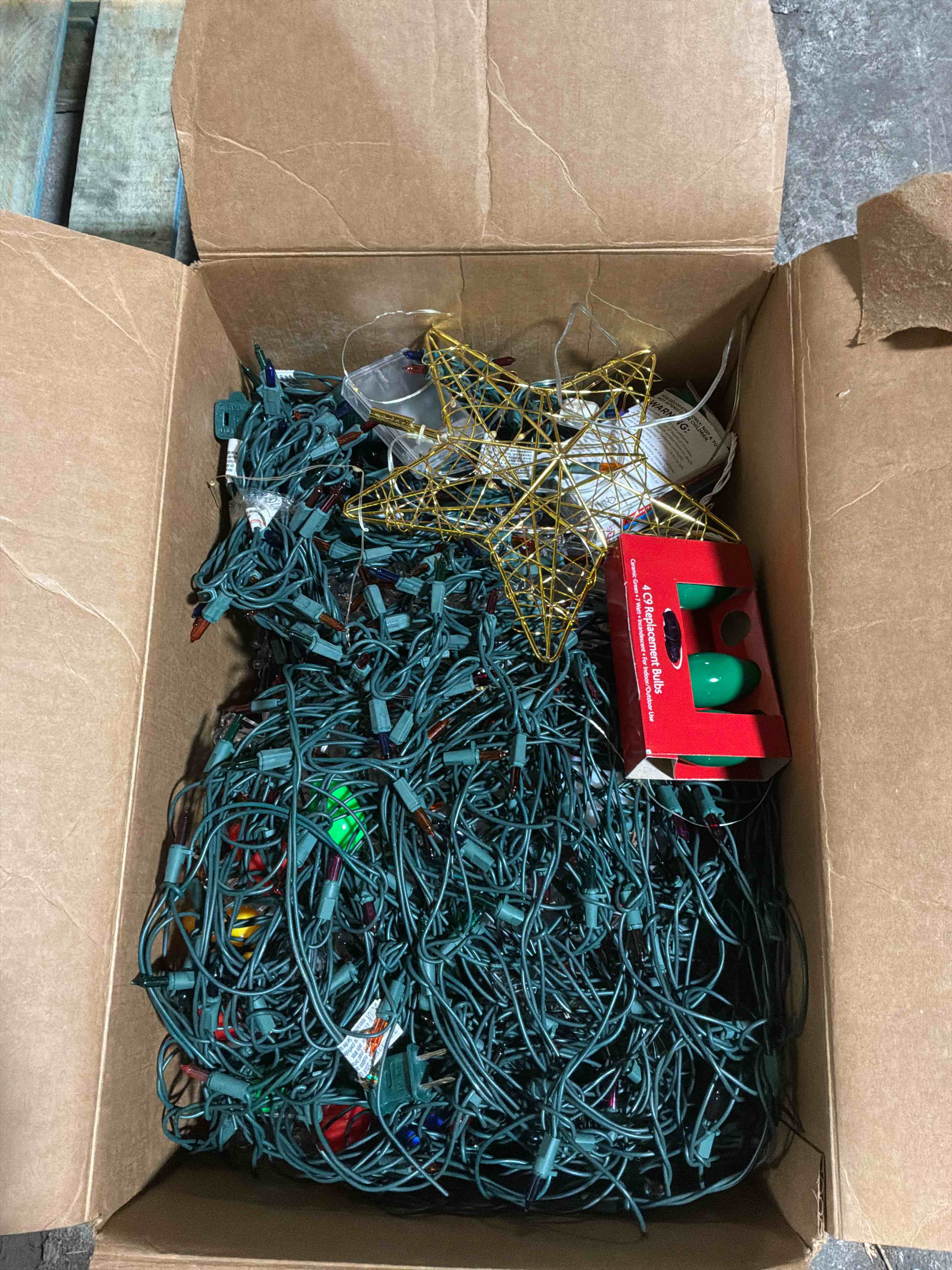 Condition photo showing Good Condition for box lot of miscellaneous items 