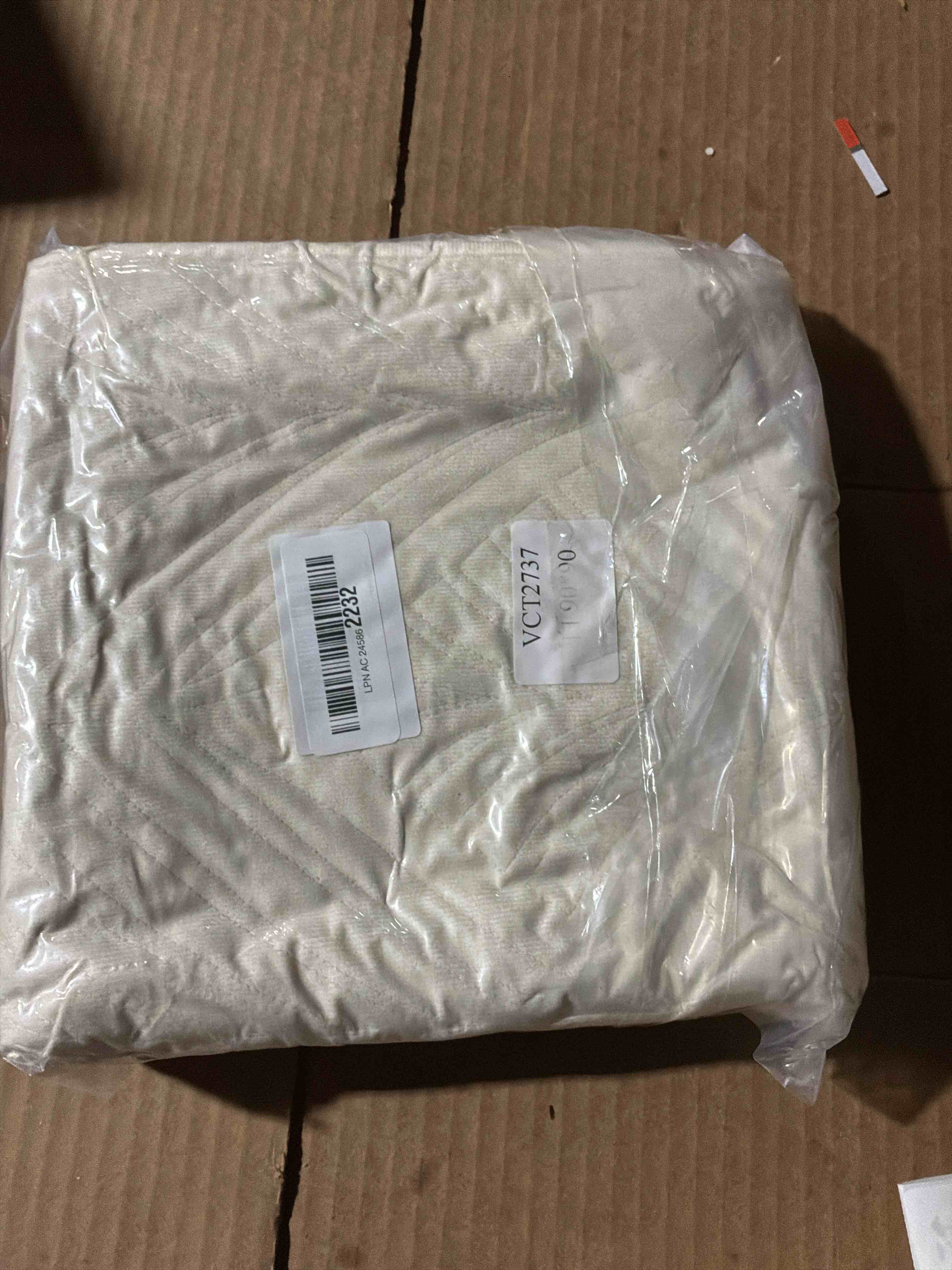 Condition photo showing New/Like New for vctops Super Soft Velvet Quilted Sofa Couch Covers Non-Slip Sectional Couch Cover Leaf Pattern Plush Sofa Slipcover Furniture Protector for Pets Kids Children Dog Cat (Cream,36"x36") 1pc/36"x36"/Armrest or Backrest Cover Cream