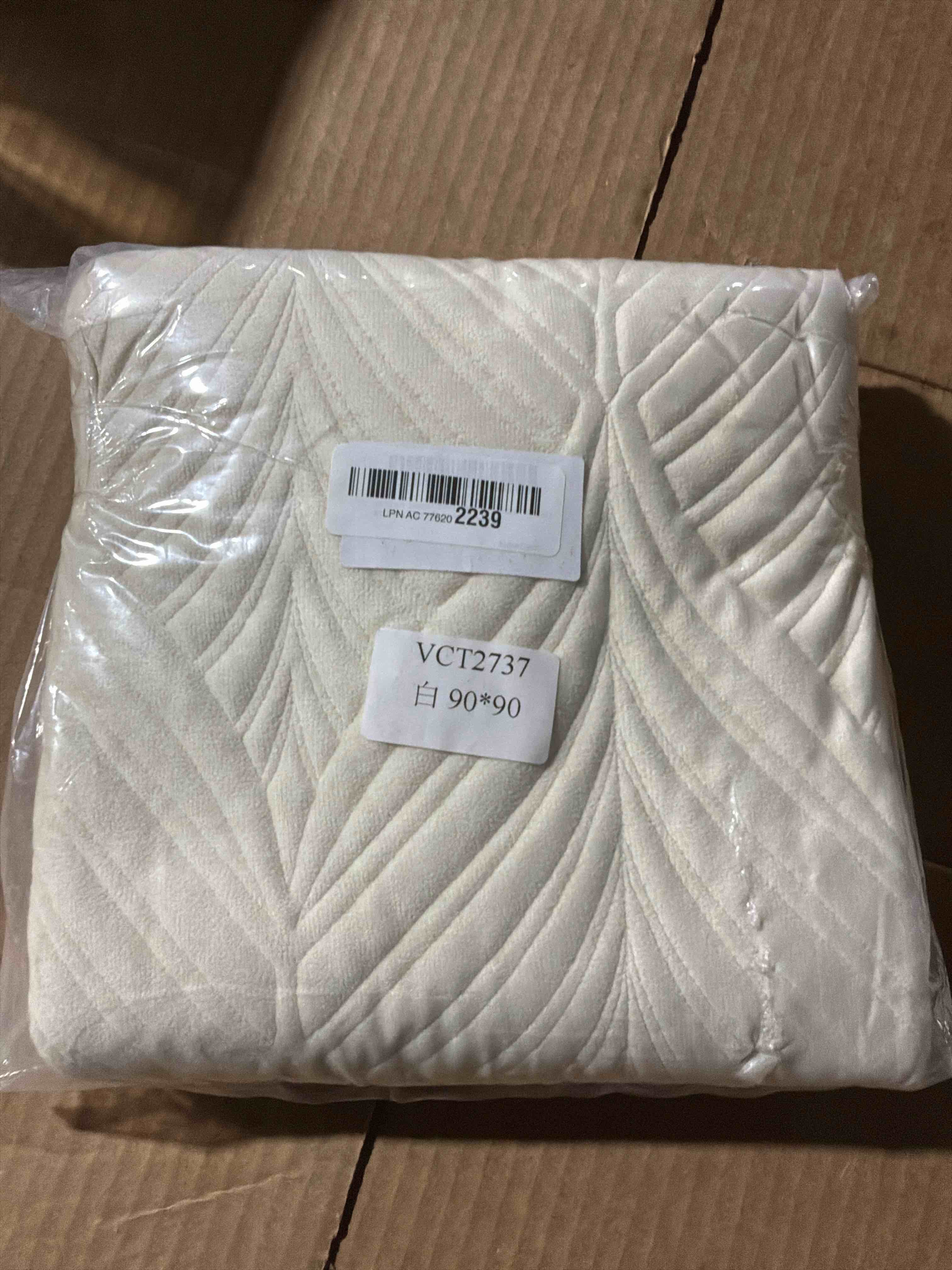 Condition photo showing New/Like New for vctops Super Soft Velvet Quilted Sofa Couch Covers Non-Slip Sectional Couch Cover Leaf Pattern Plush Sofa Slipcover Furniture Protector for Pets Kids Children Dog Cat (Cream,36"x36") 1pc/36"x36"/Armrest or Backrest Cover Cream