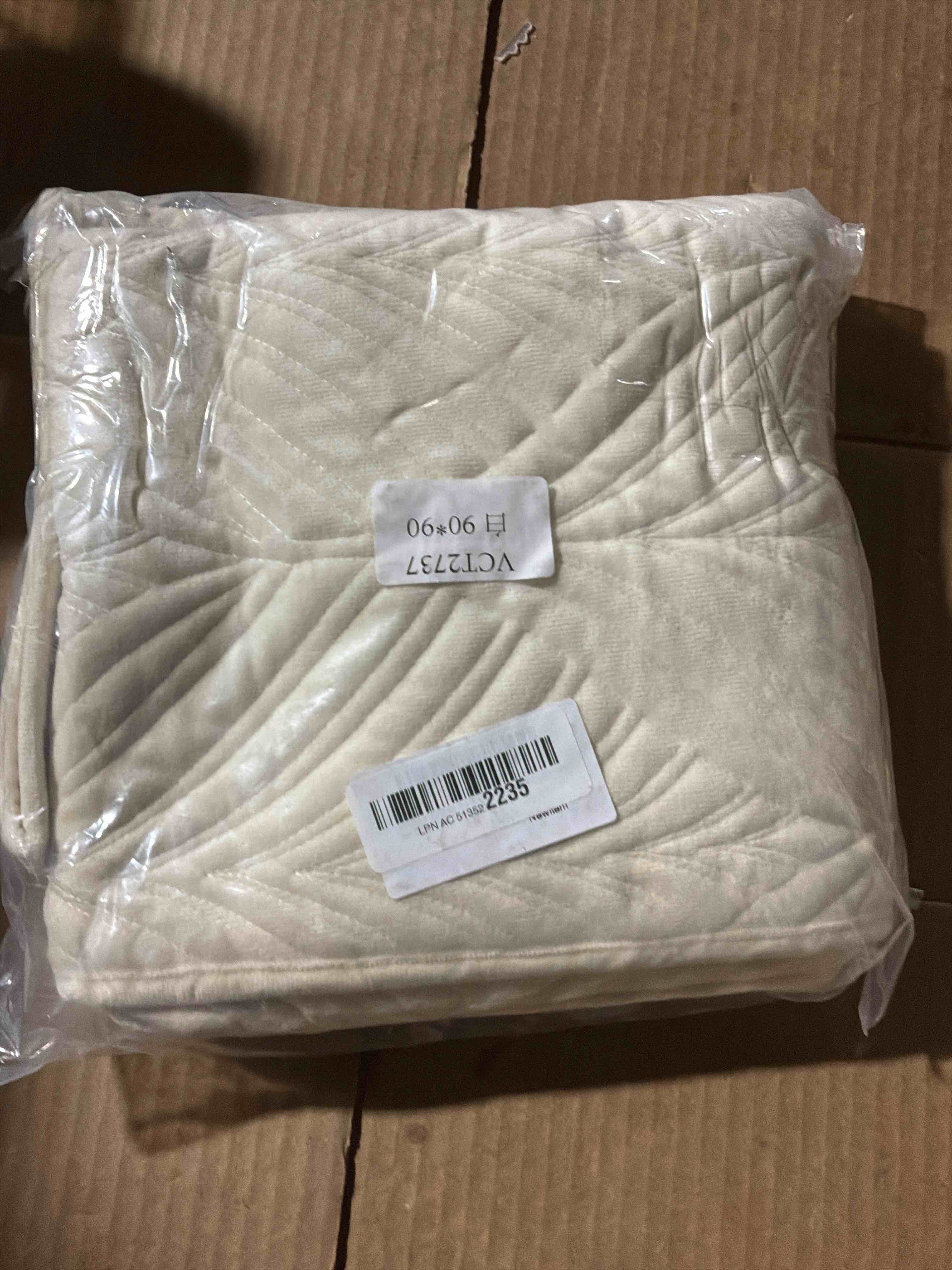 Condition photo showing New/Like New for vctops Super Soft Velvet Quilted Sofa Couch Covers Non-Slip Sectional Couch Cover Leaf Pattern Plush Sofa Slipcover Furniture Protector for Pets Kids Children Dog Cat (Cream,36"x36") 1pc/36"x36"/Armrest or Backrest Cover Cream