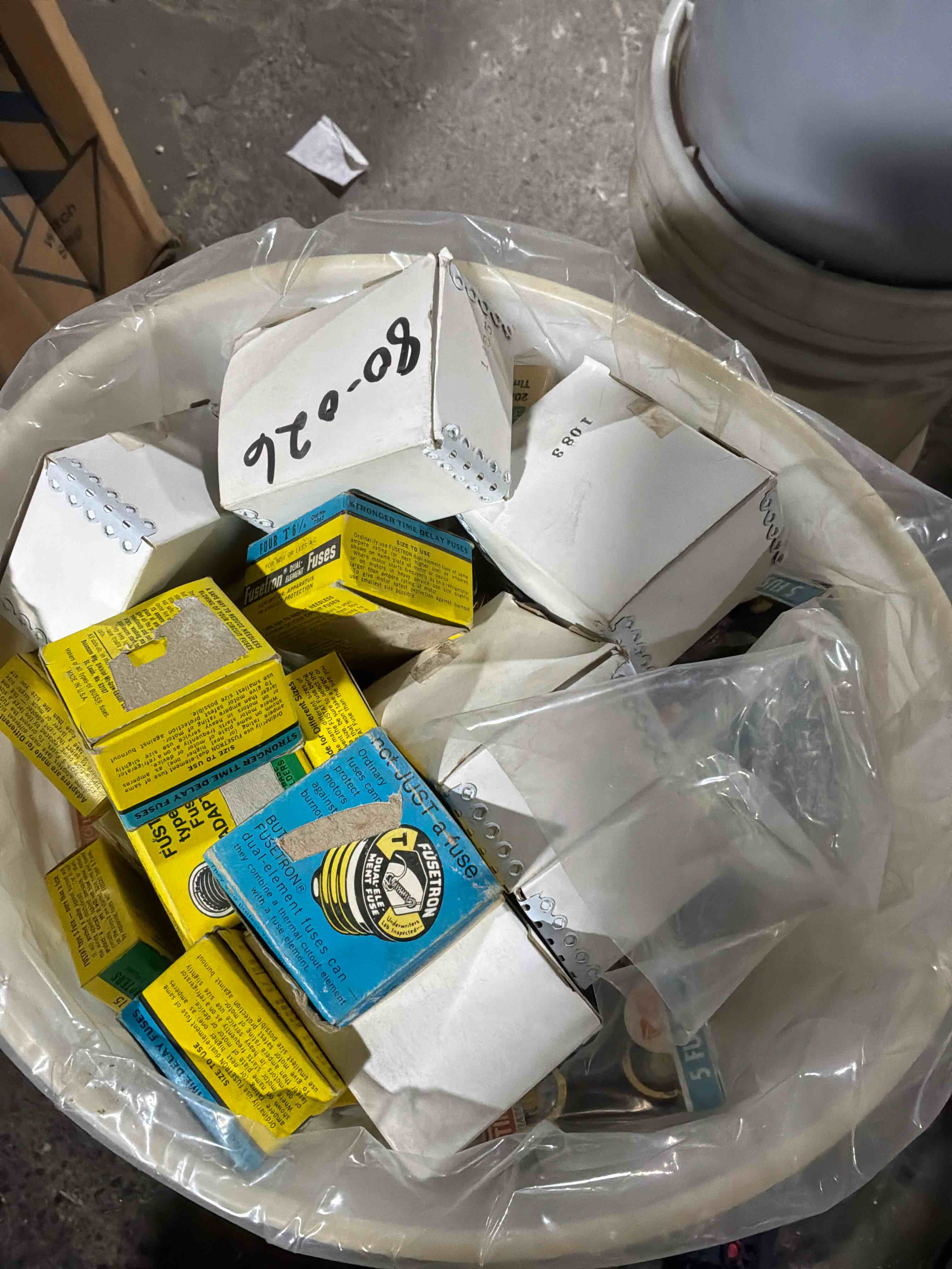 Condition photo showing Good Condition for box lot of miscellaneous items 