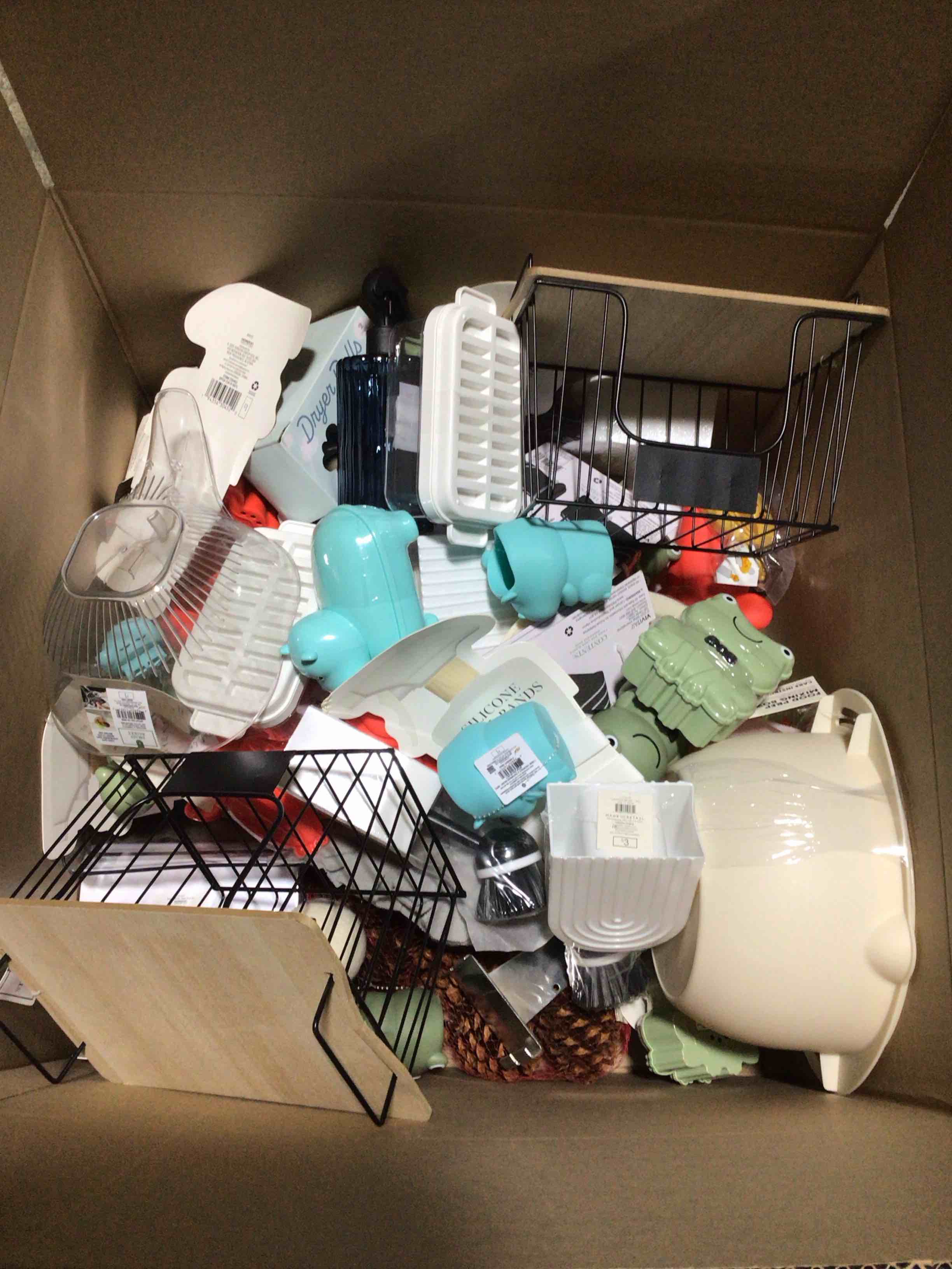Condition photo showing Good Condition for box lot of miscellaneous items 