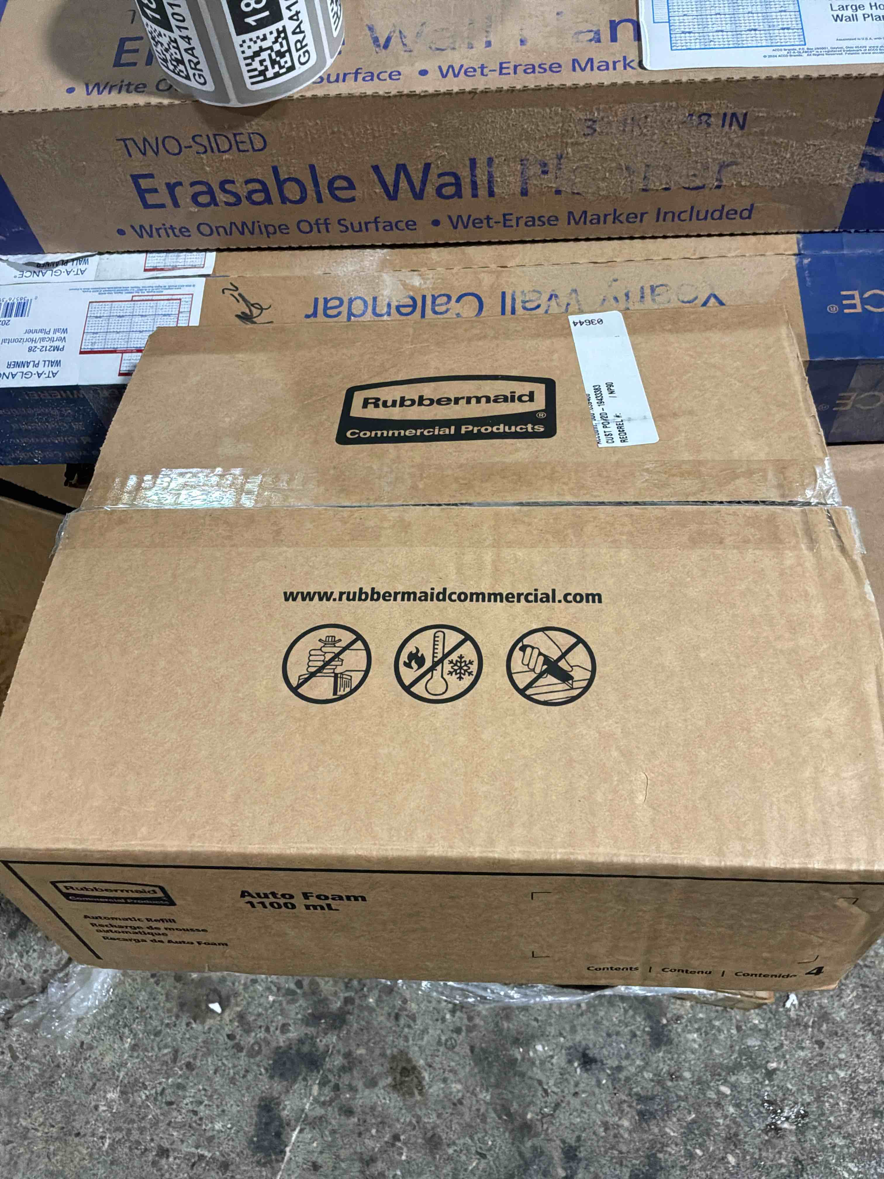 Condition photo showing New/Like New for box of 4 rubbermaid auto foam 1100 ml