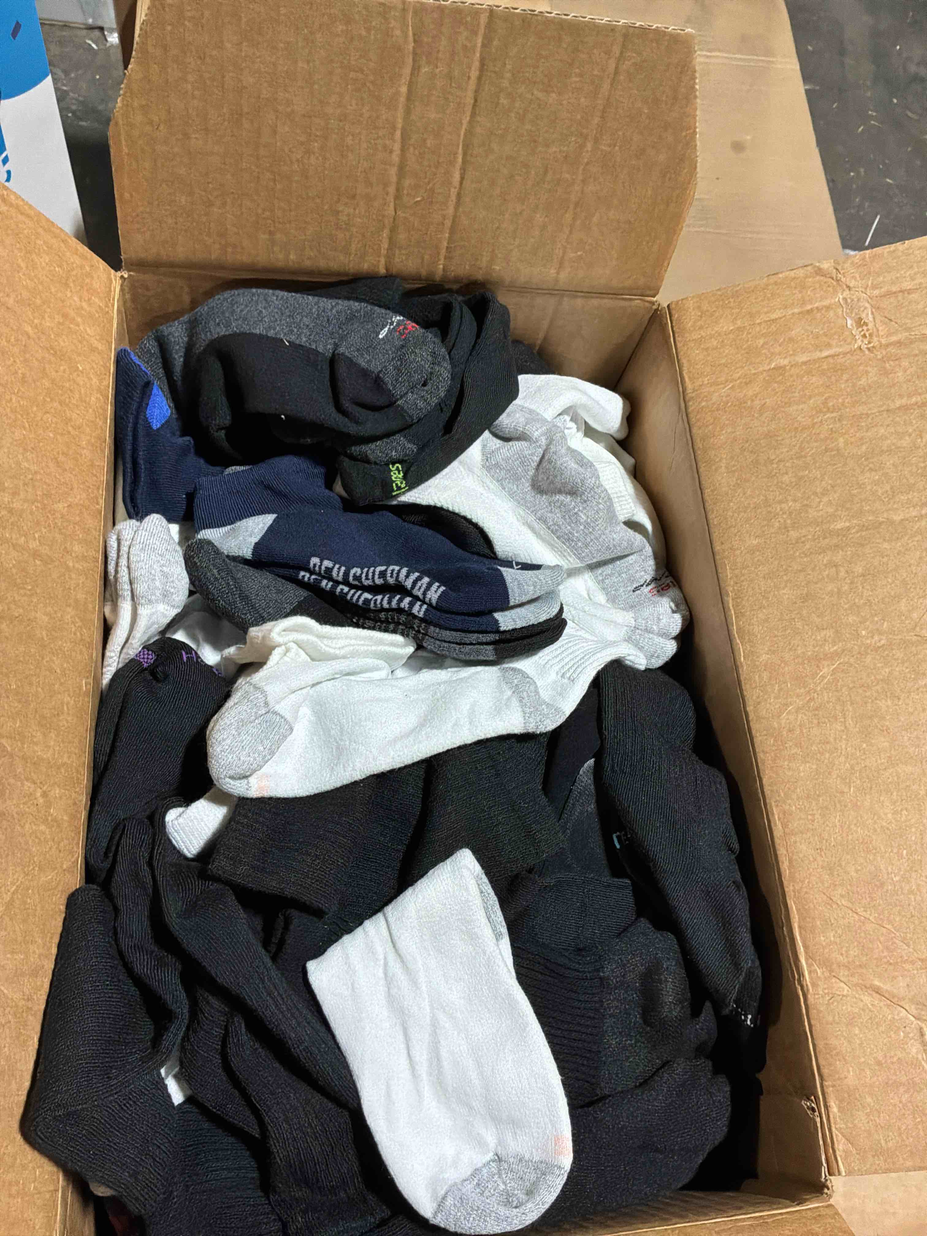 Condition photo showing Good Condition for box lot of miscellaneous items 