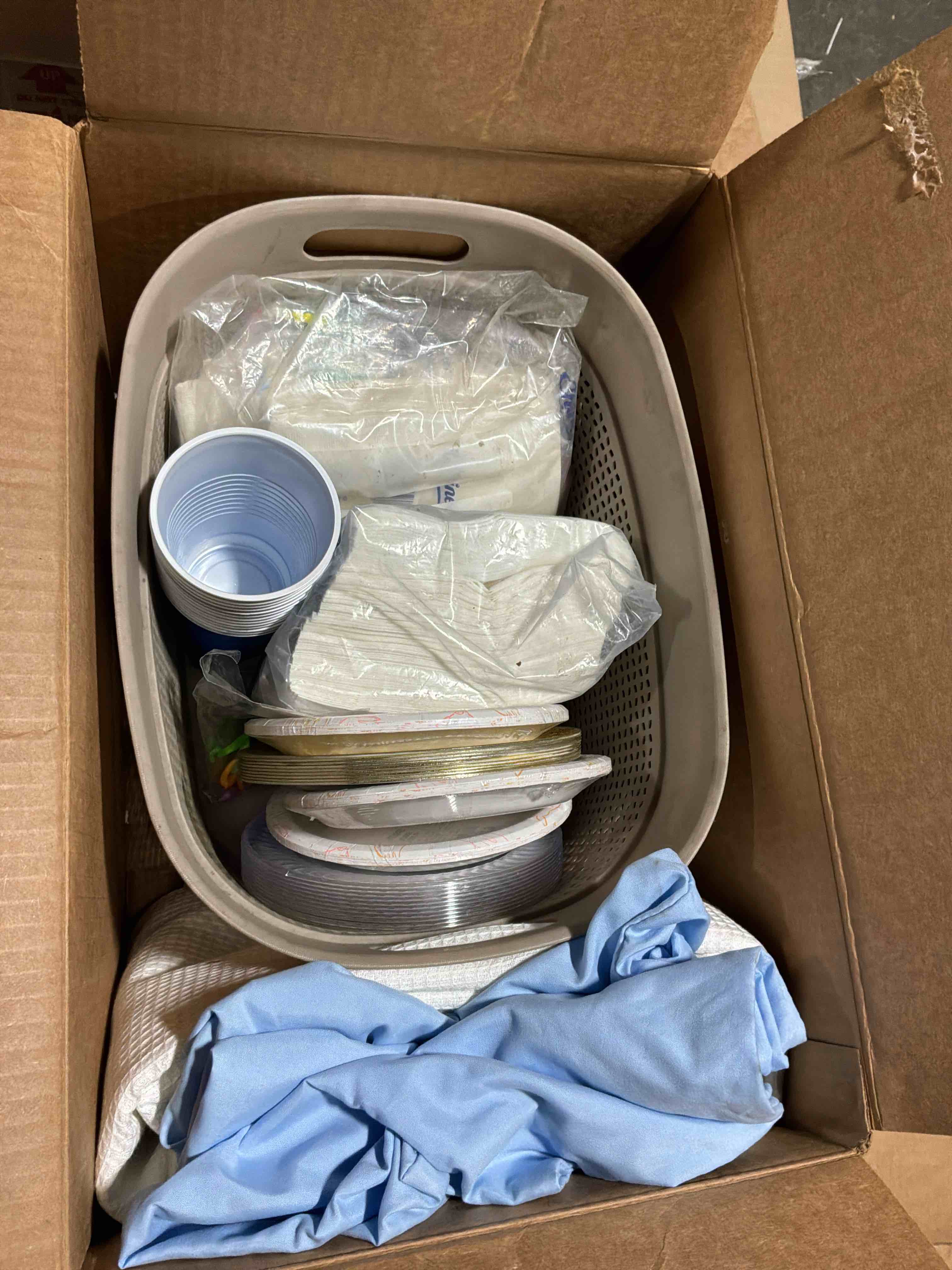 Condition photo showing Good Condition for box lot of miscellaneous items 