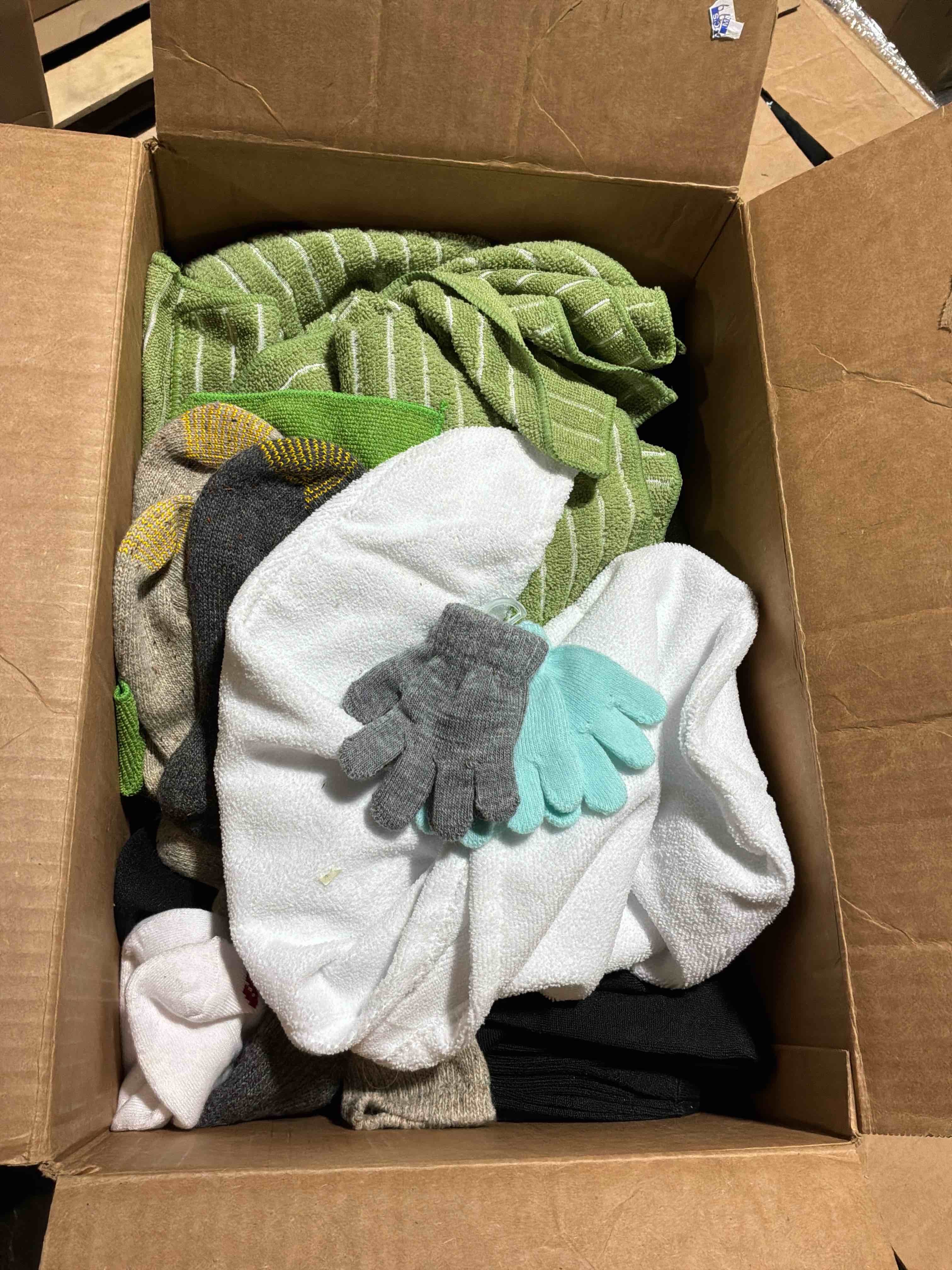 Condition photo showing Good Condition for box lot of miscellaneous items 