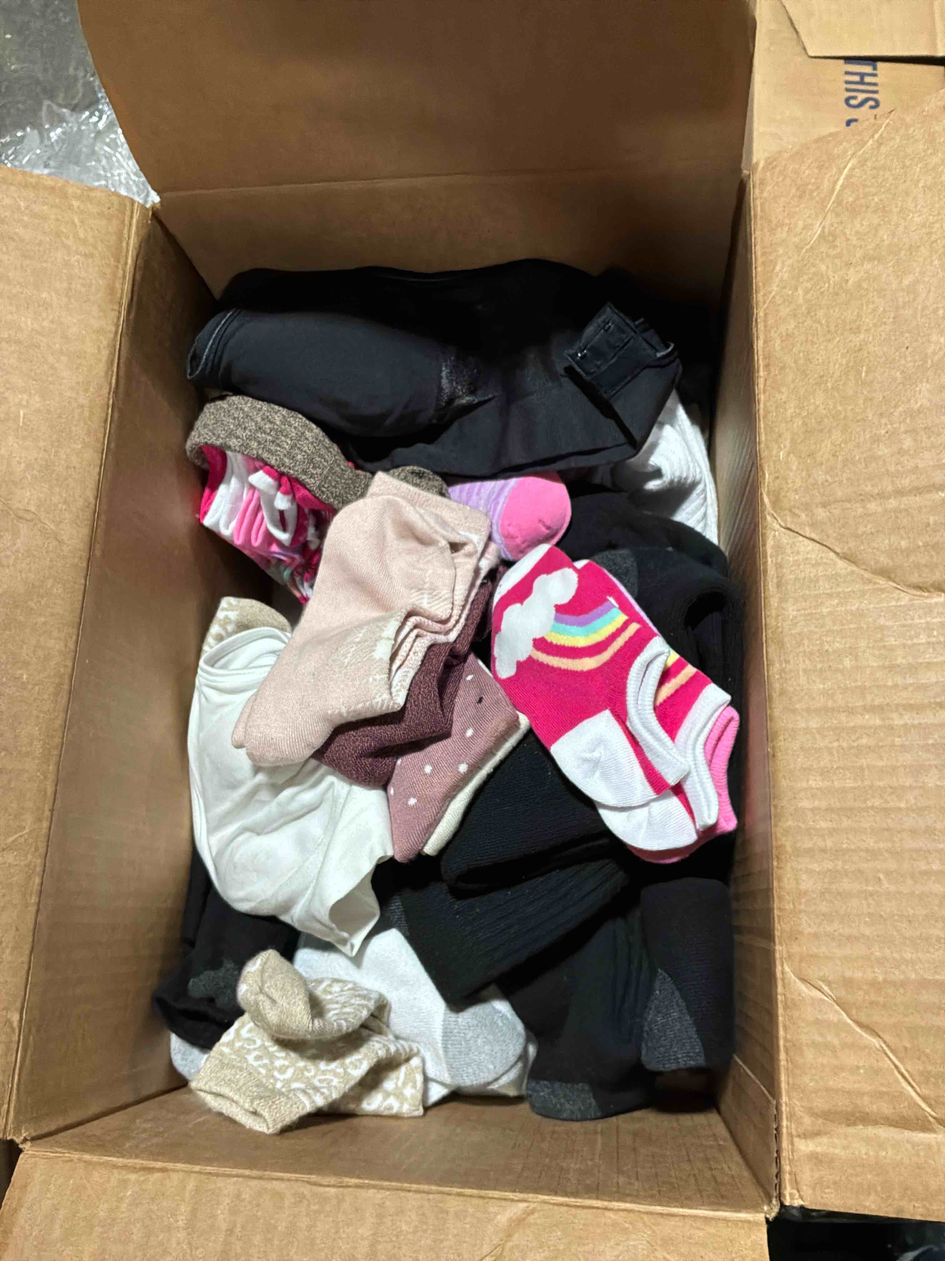 Condition photo showing Good Condition for box lot of miscellaneous items 