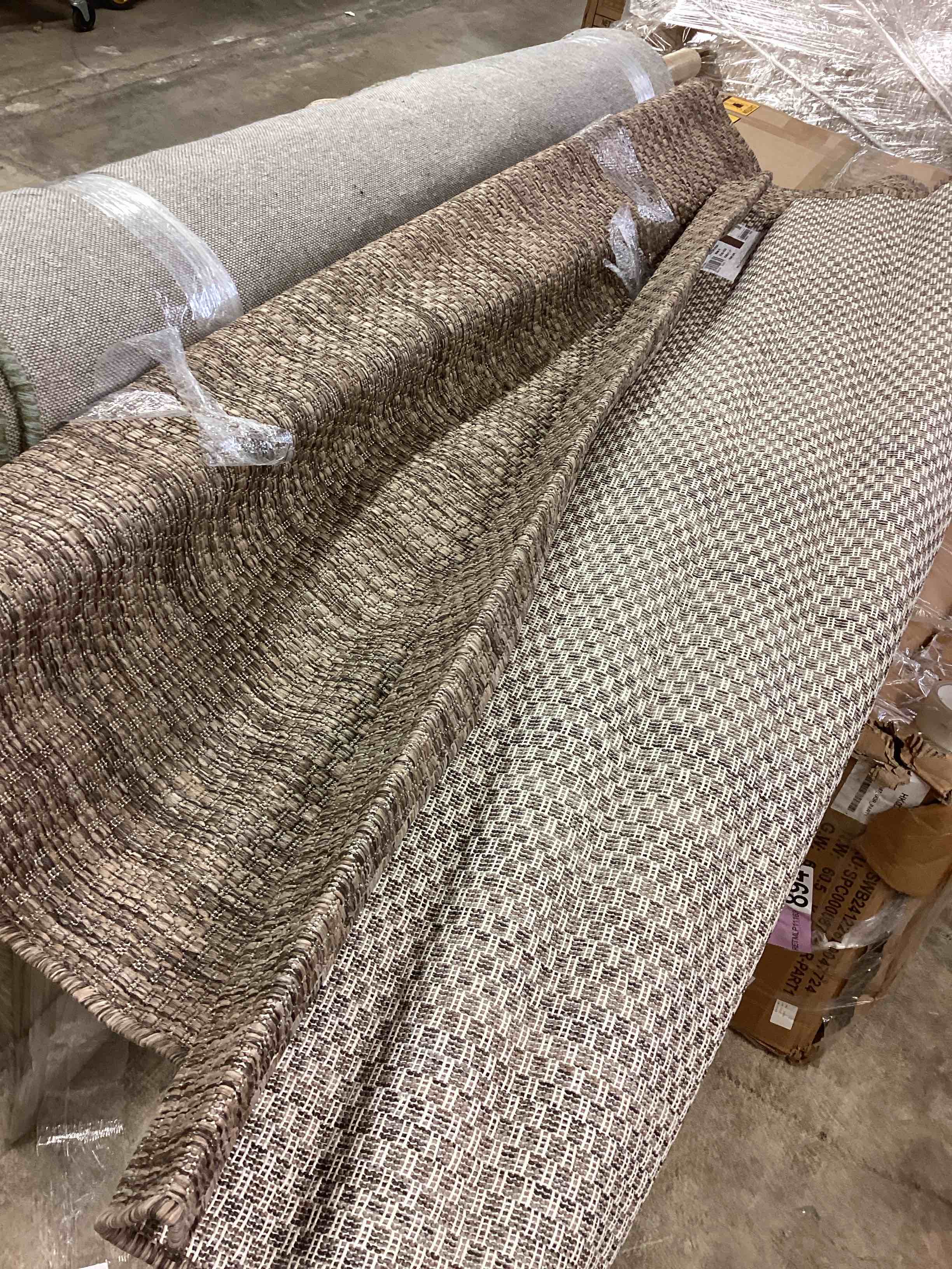 Condition photo showing Good Condition for venedig outdoor rug for patio solid colors - 55" x 79"