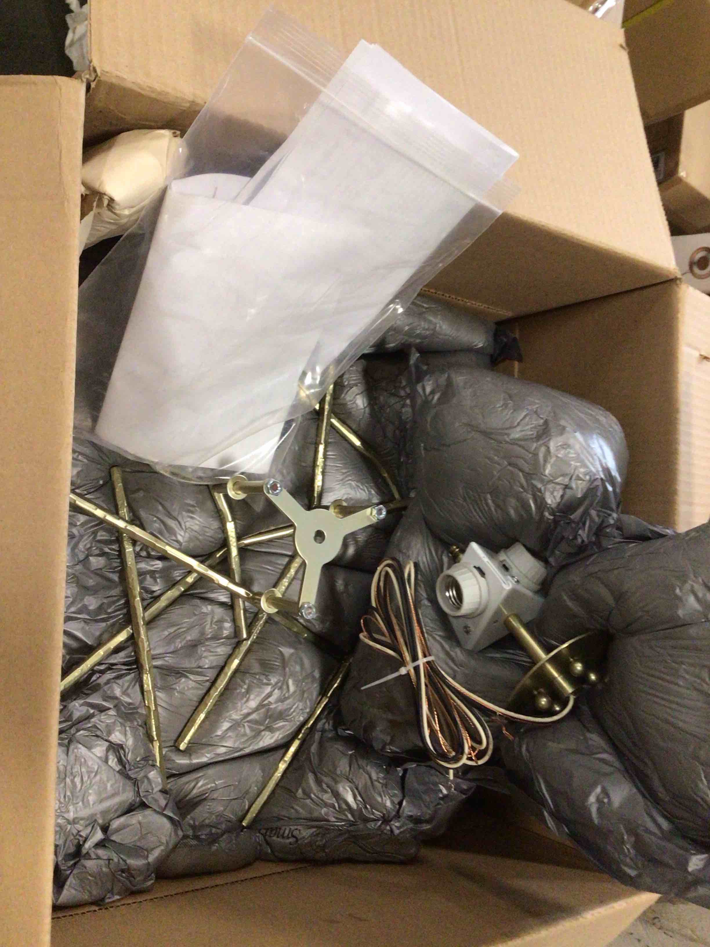 Condition photo showing Good Condition for ( incomplete)brindille 3 - light drum chandelier