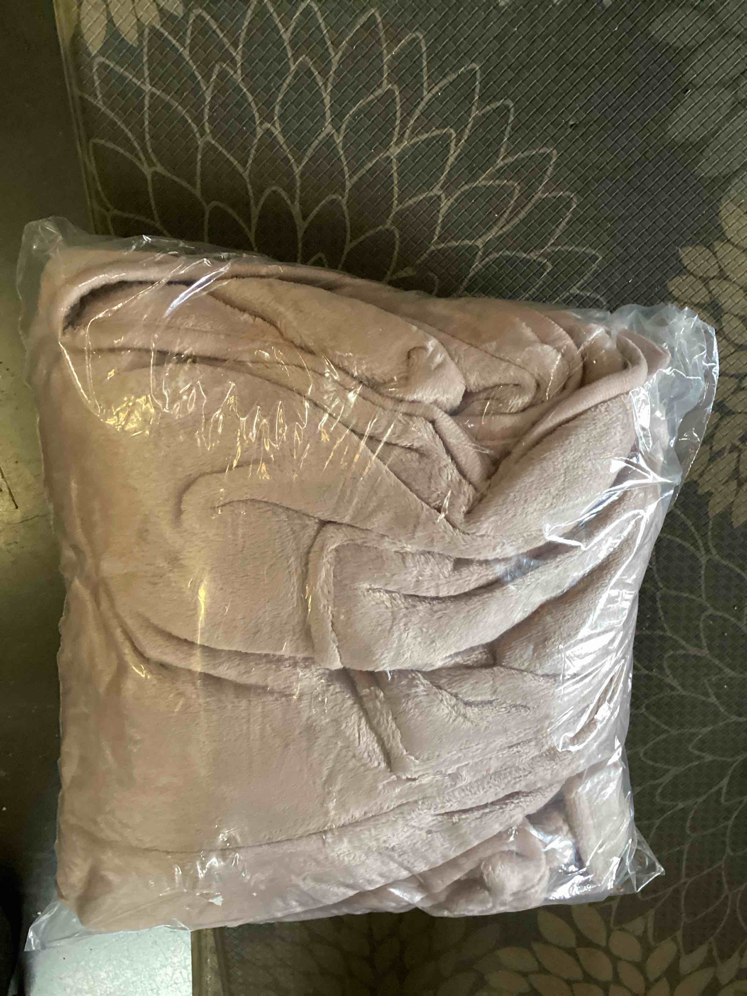 Condition photo showing New/Like New for blanket