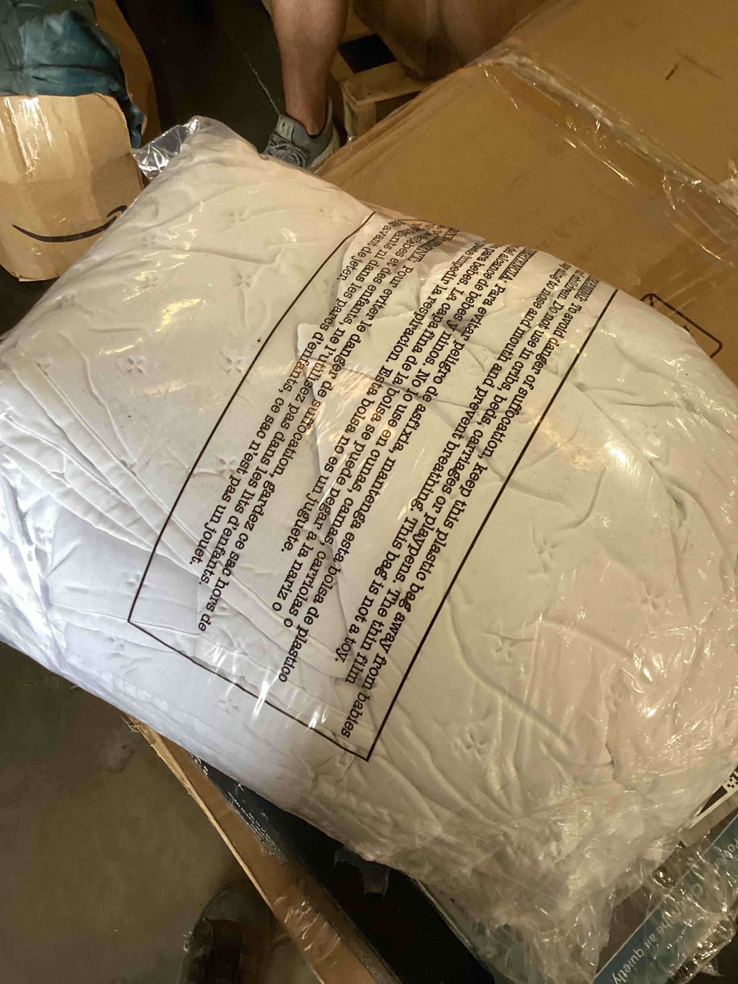 Condition photo showing New/Like New for white quilt 