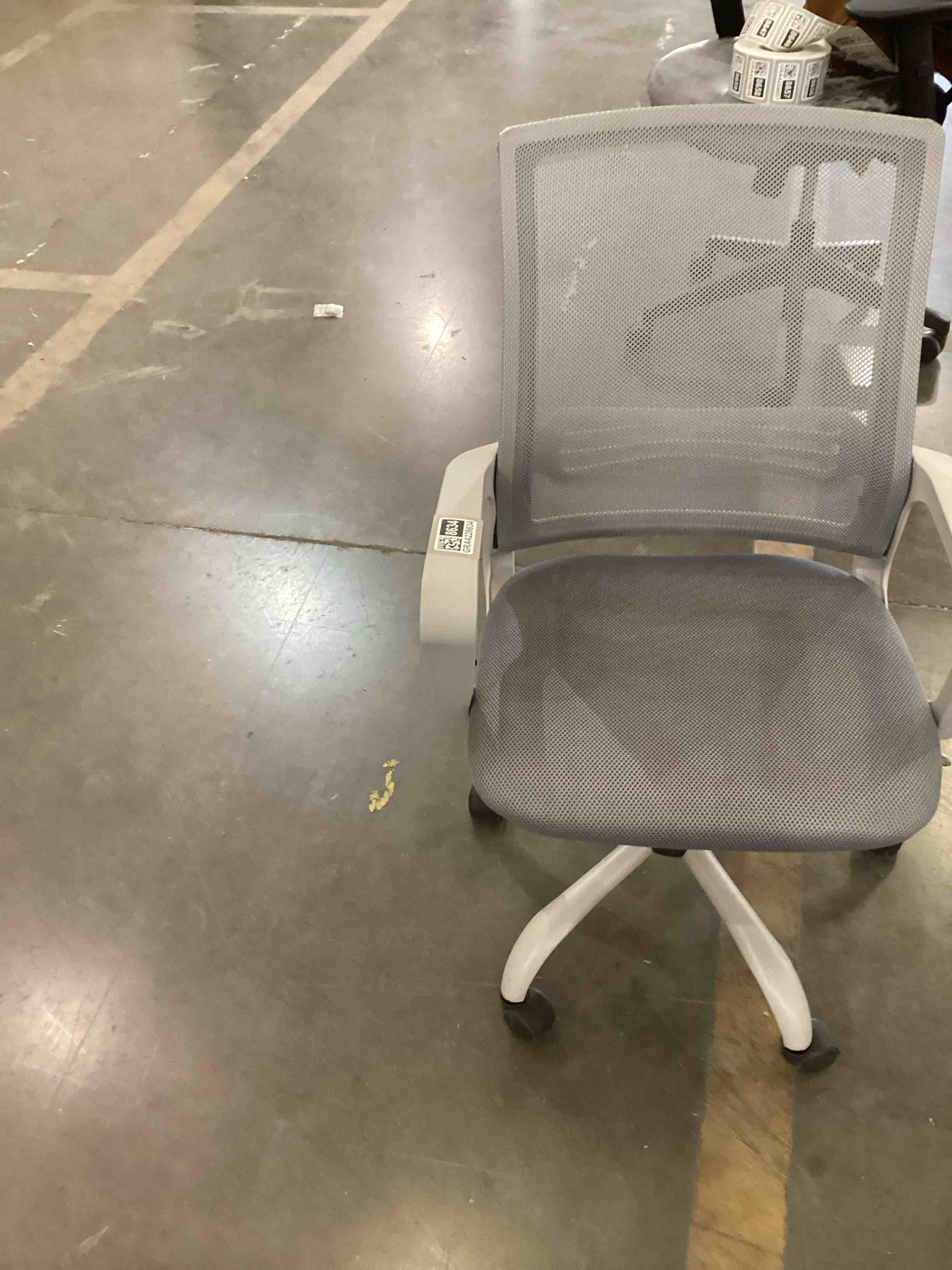 Condition photo showing Good Condition for this mesh office chair appears to be a generic ergonomic model frequently rebranded under names like geniqua