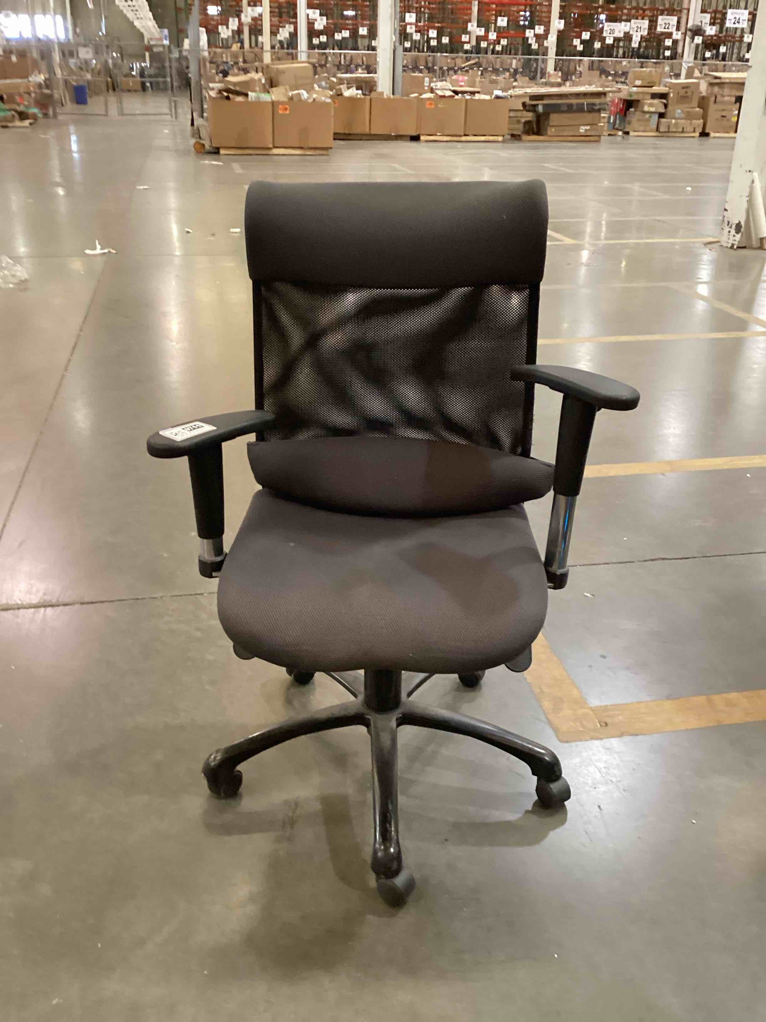 Condition photo showing Good Condition for a boss office products heavy duty mesh task chair, model b699-bk.