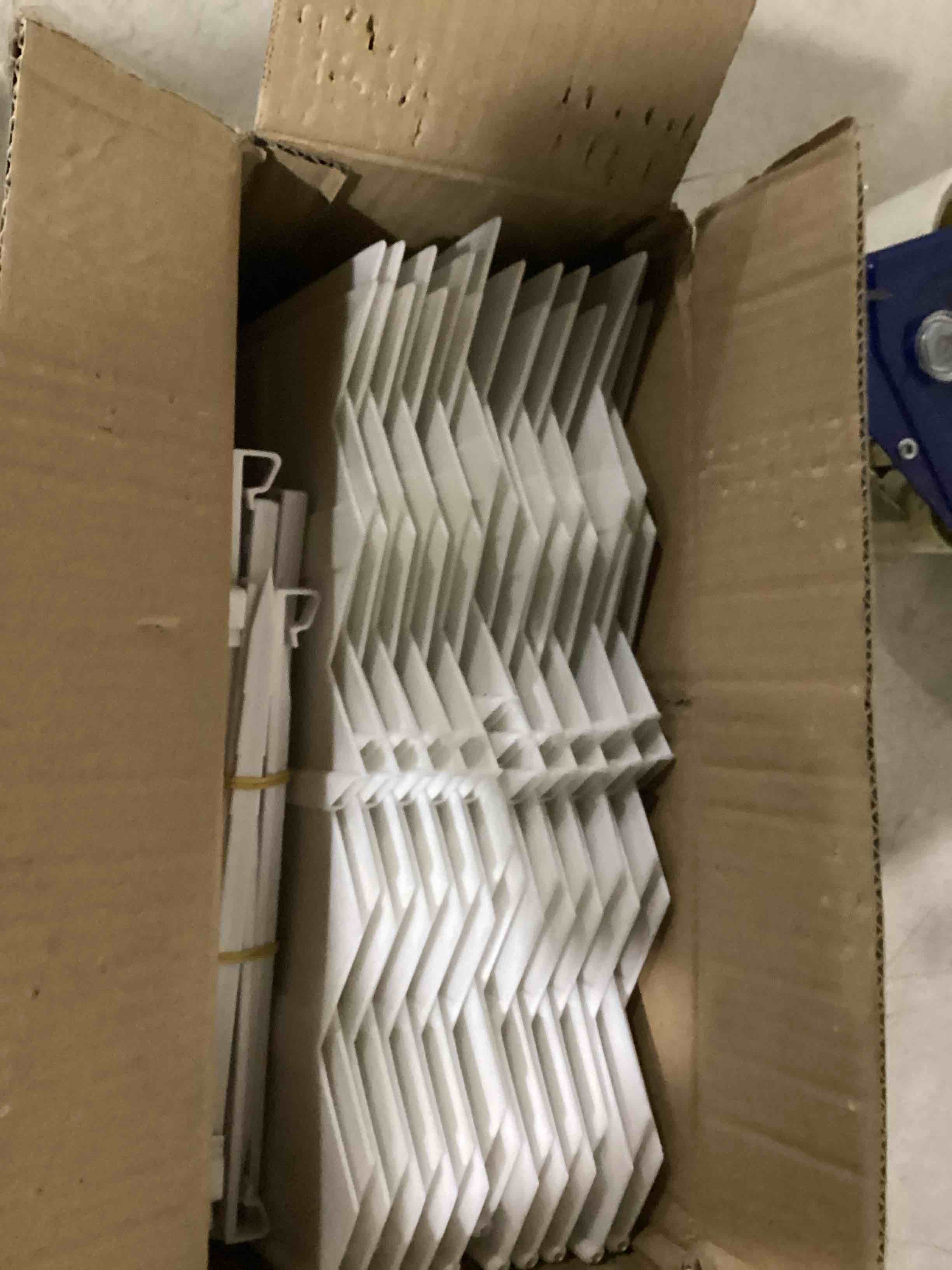 Condition photo showing Good Condition for 20pcs garden edging border landscape edging lawn garden fence decorative landscape border 20ft length landscaping with 20 pcs stakes for lawn flower bed yard white