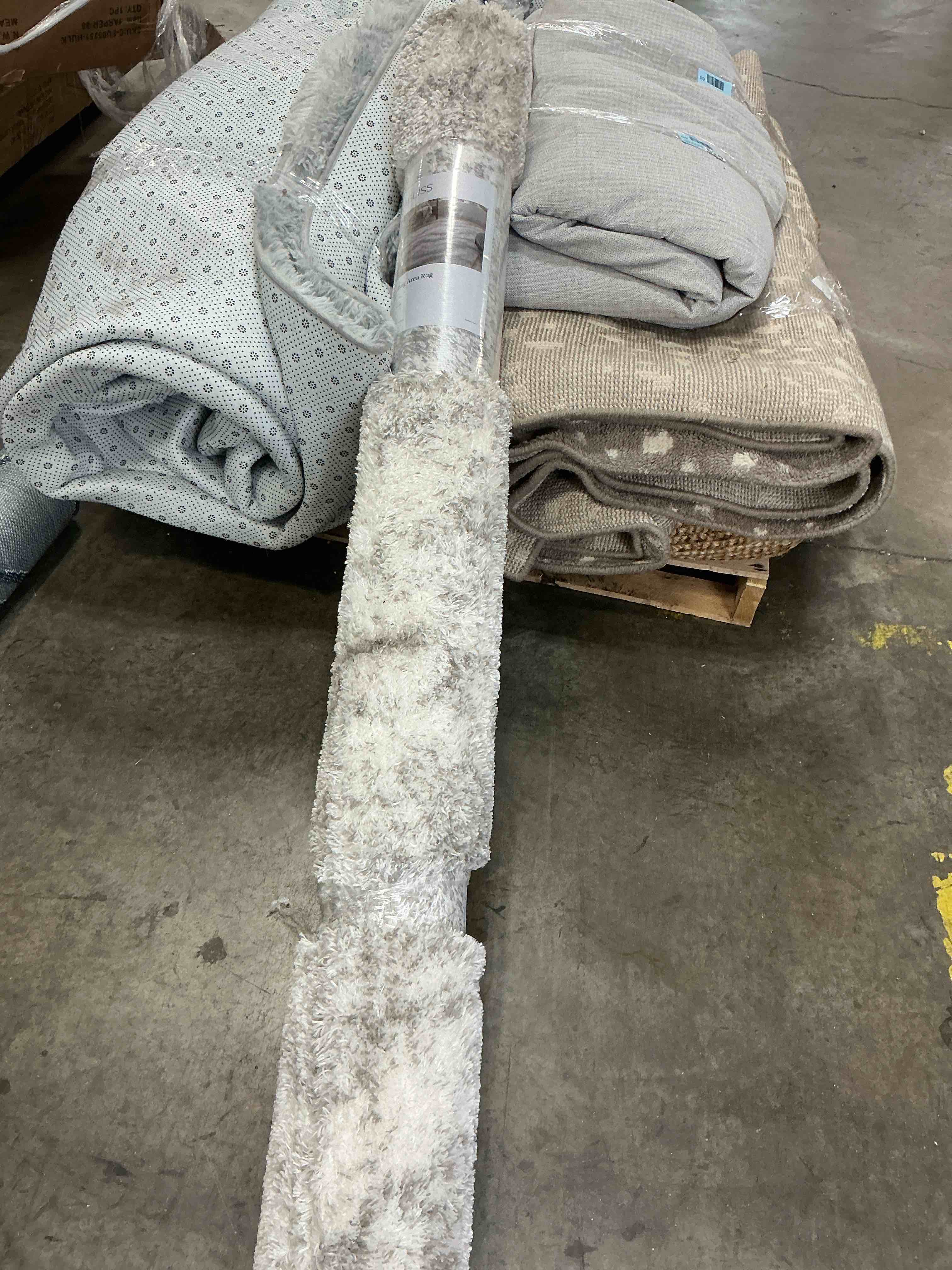 Condition photo showing Good Condition for liva bliss cloudy shag area rug 5’3x7