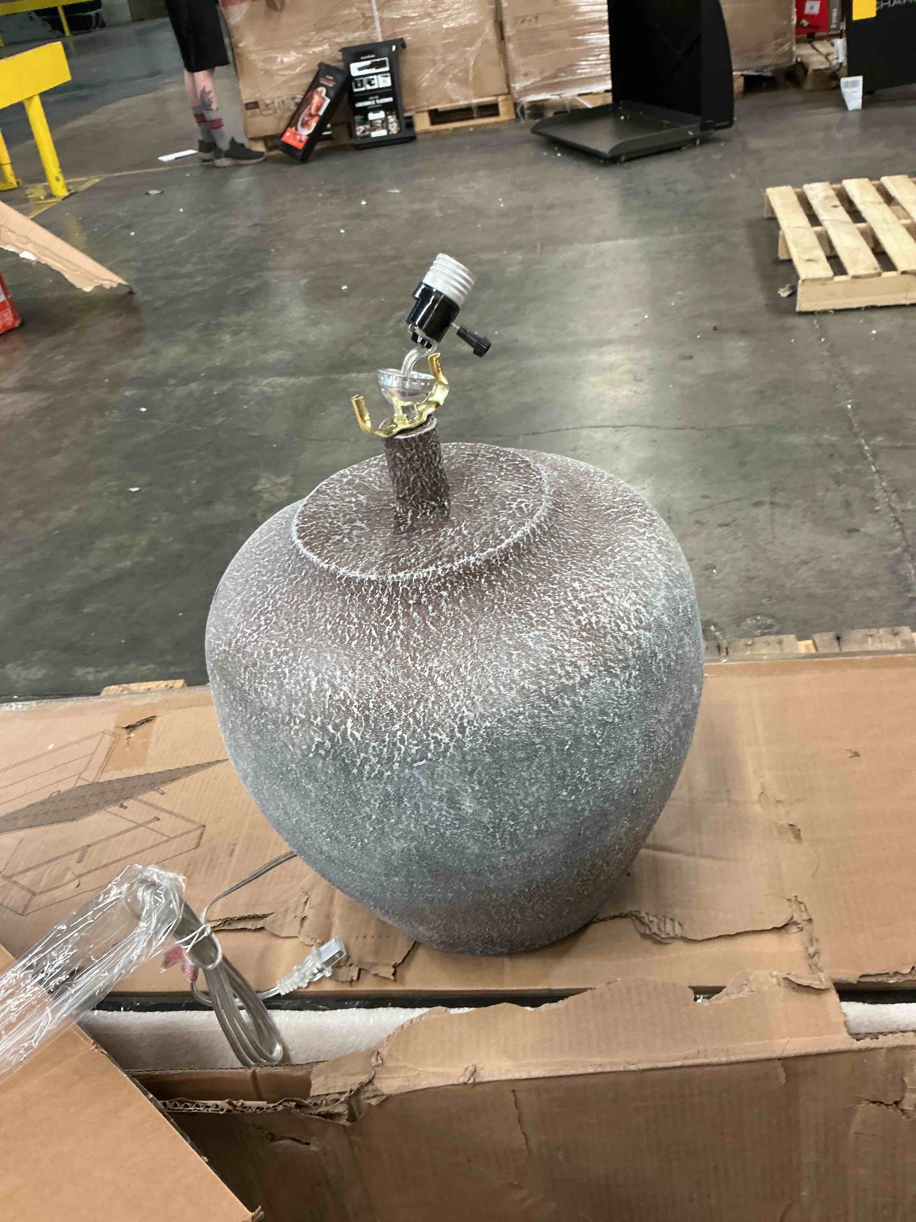 Condition photo showing Good Condition for spherical table lamp