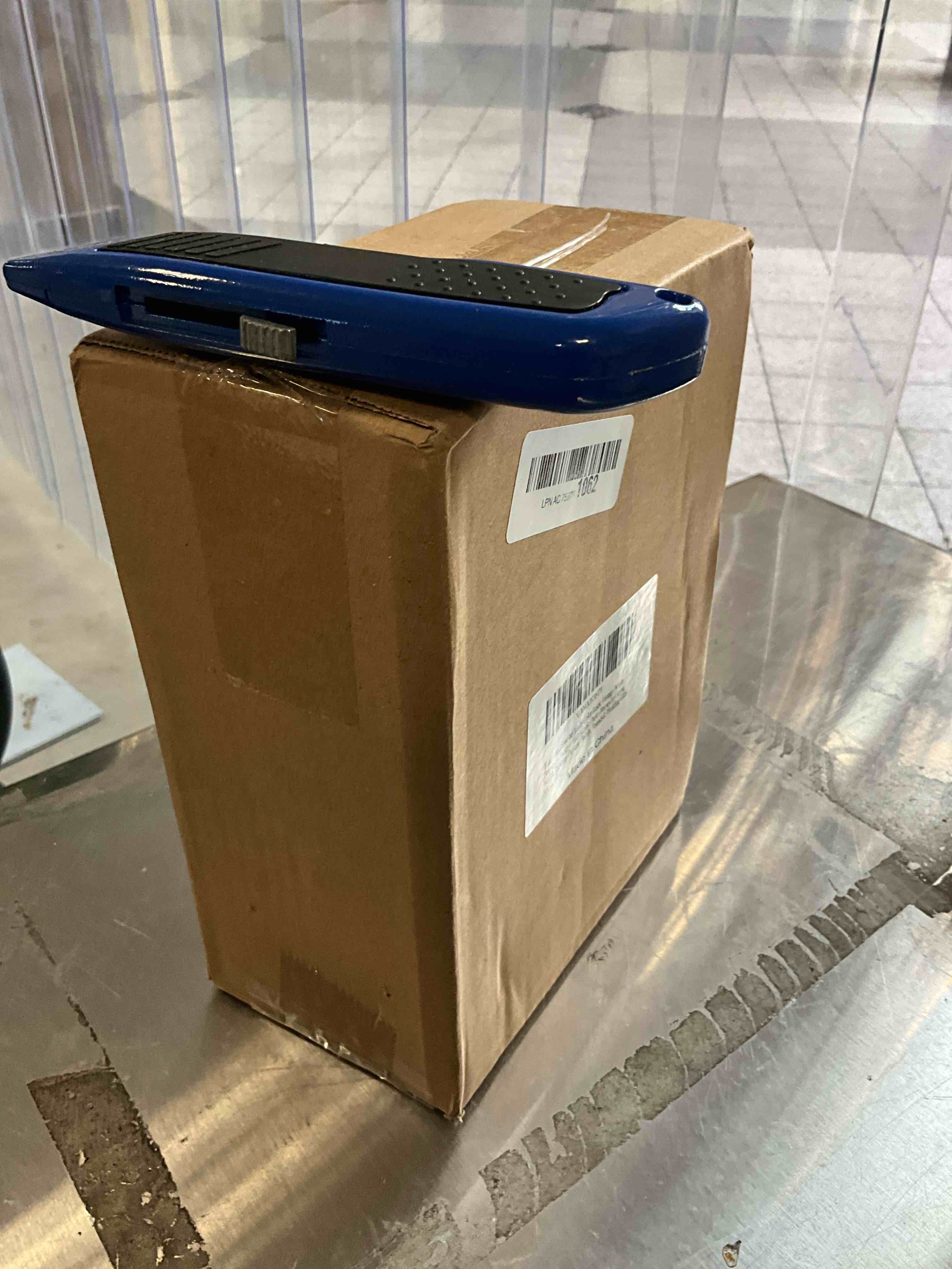 https://s3.amazonaws.com/lotting-images-prod/bidfta/GRA7019536_1789588579990.jpeg