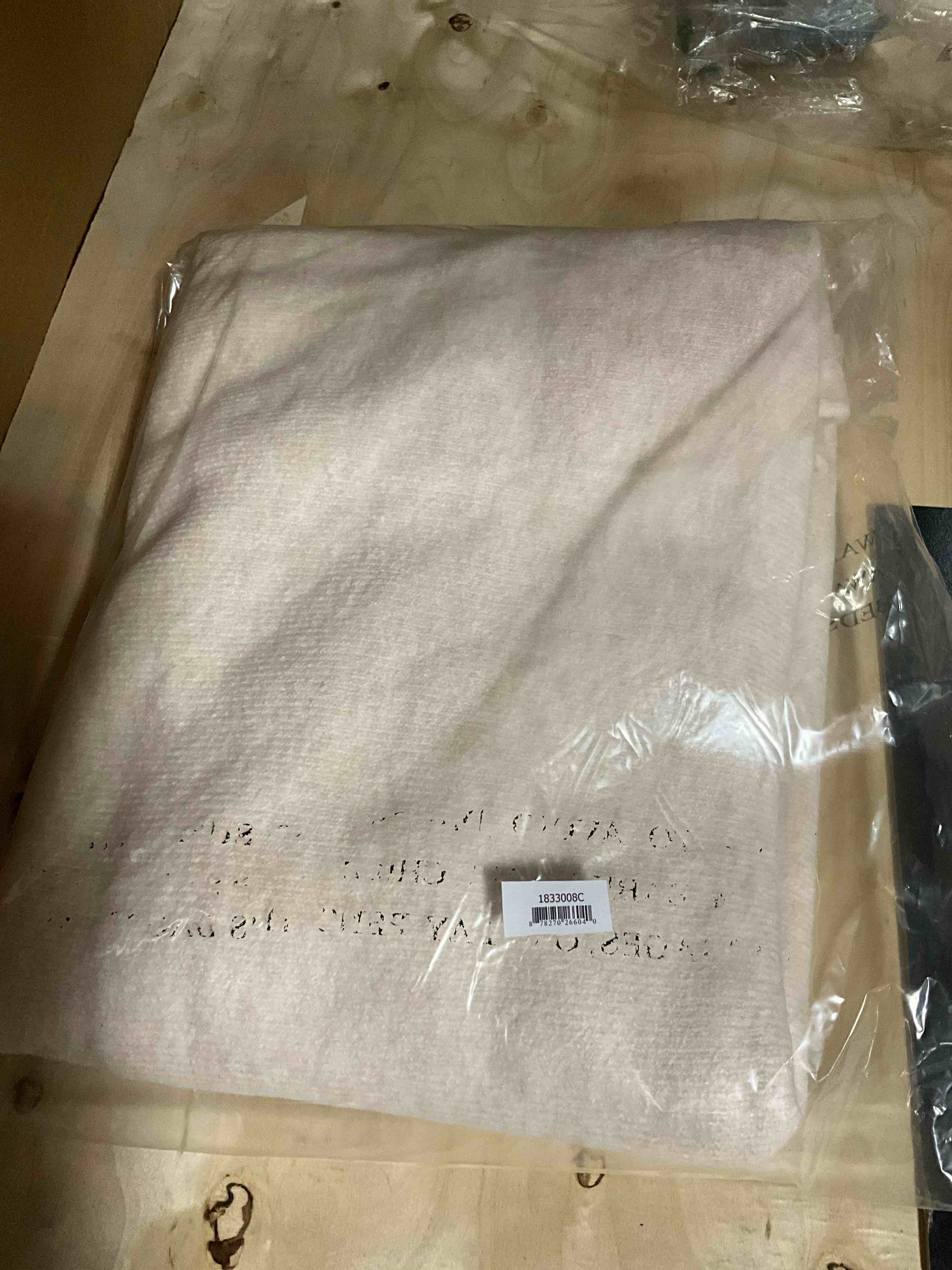 https://s3.amazonaws.com/lotting-images-prod/bidfta/GRA7019541_1789590557607.jpeg