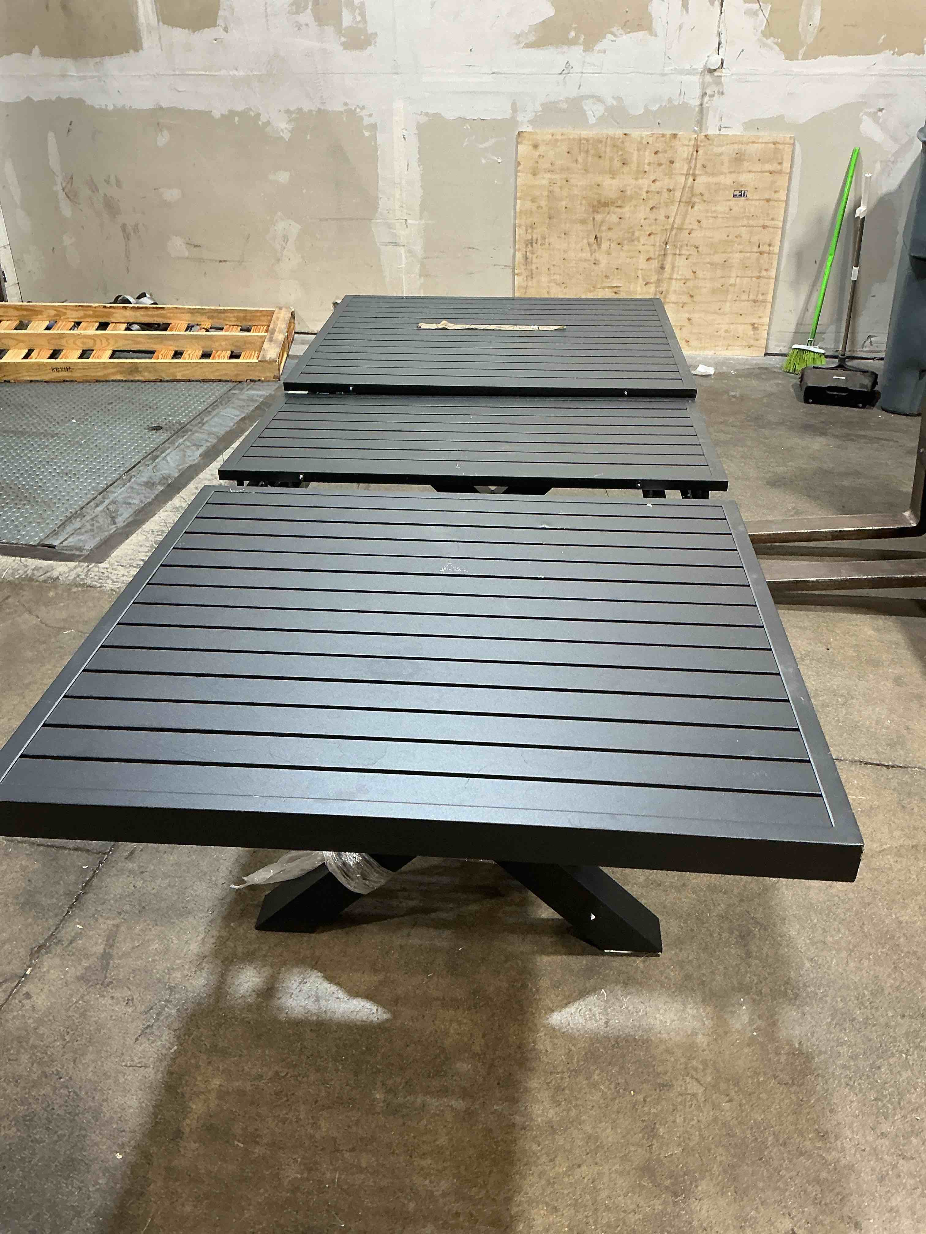 Condition photo showing Good Condition for expandable 6 to 10 seats outdoor dining table aluminum rectangular patio table