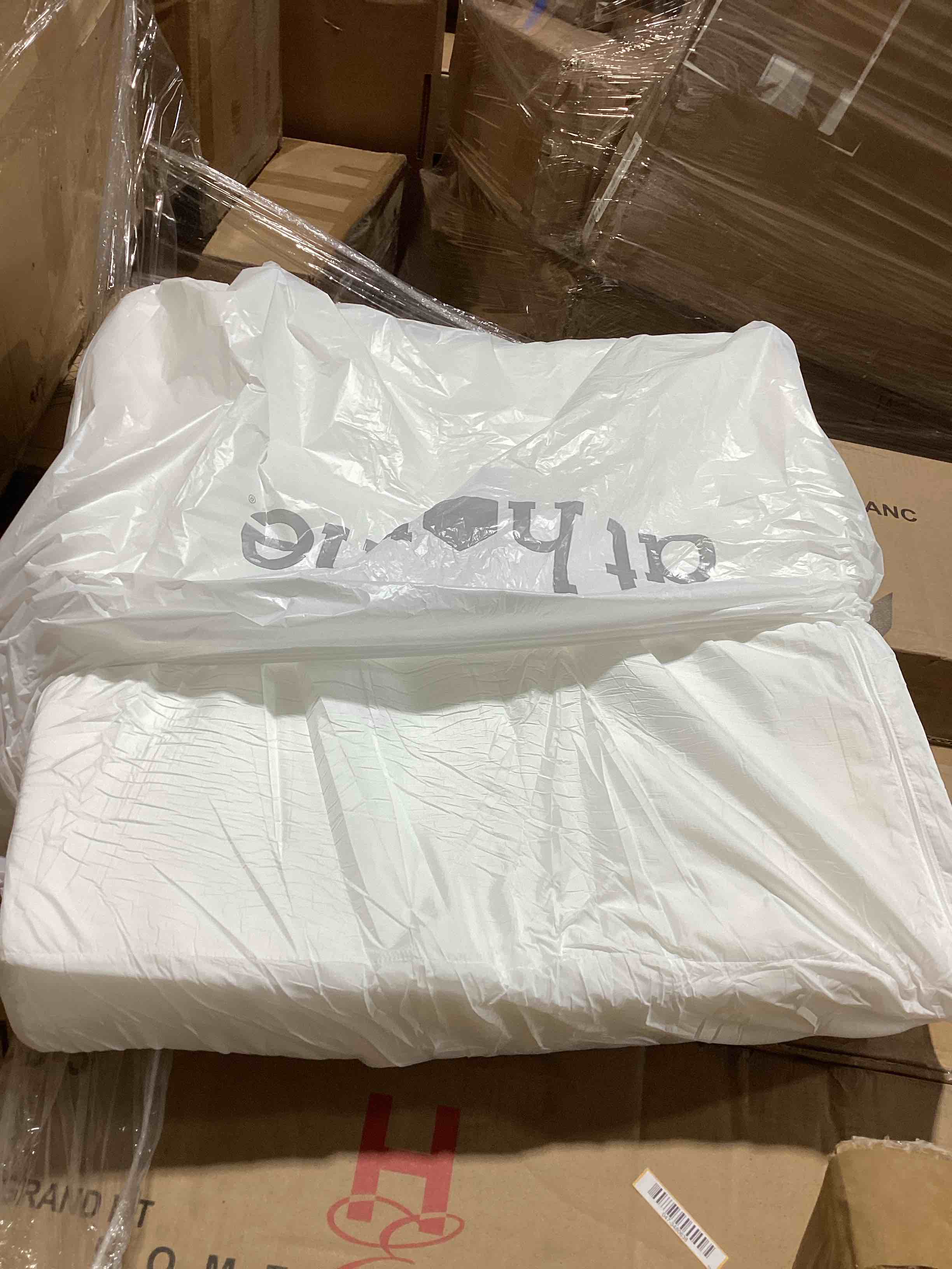 Condition photo showing Good Condition for outdoor cushion 1 piece 24"w×24"d×4"t color white