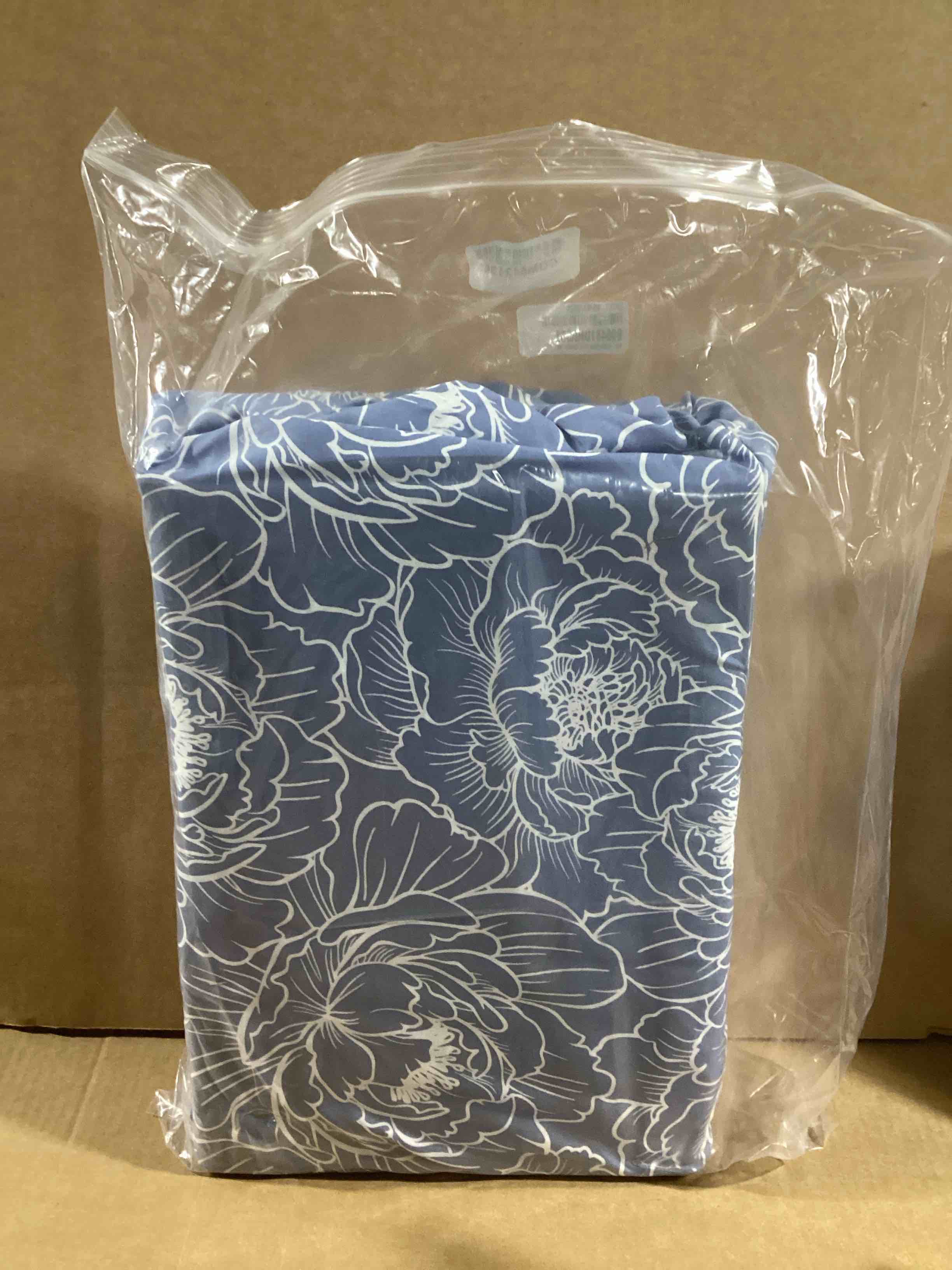 Condition photo showing New/Like New for south street loft queen size 6-piece coolmax sheet set - blue flowers